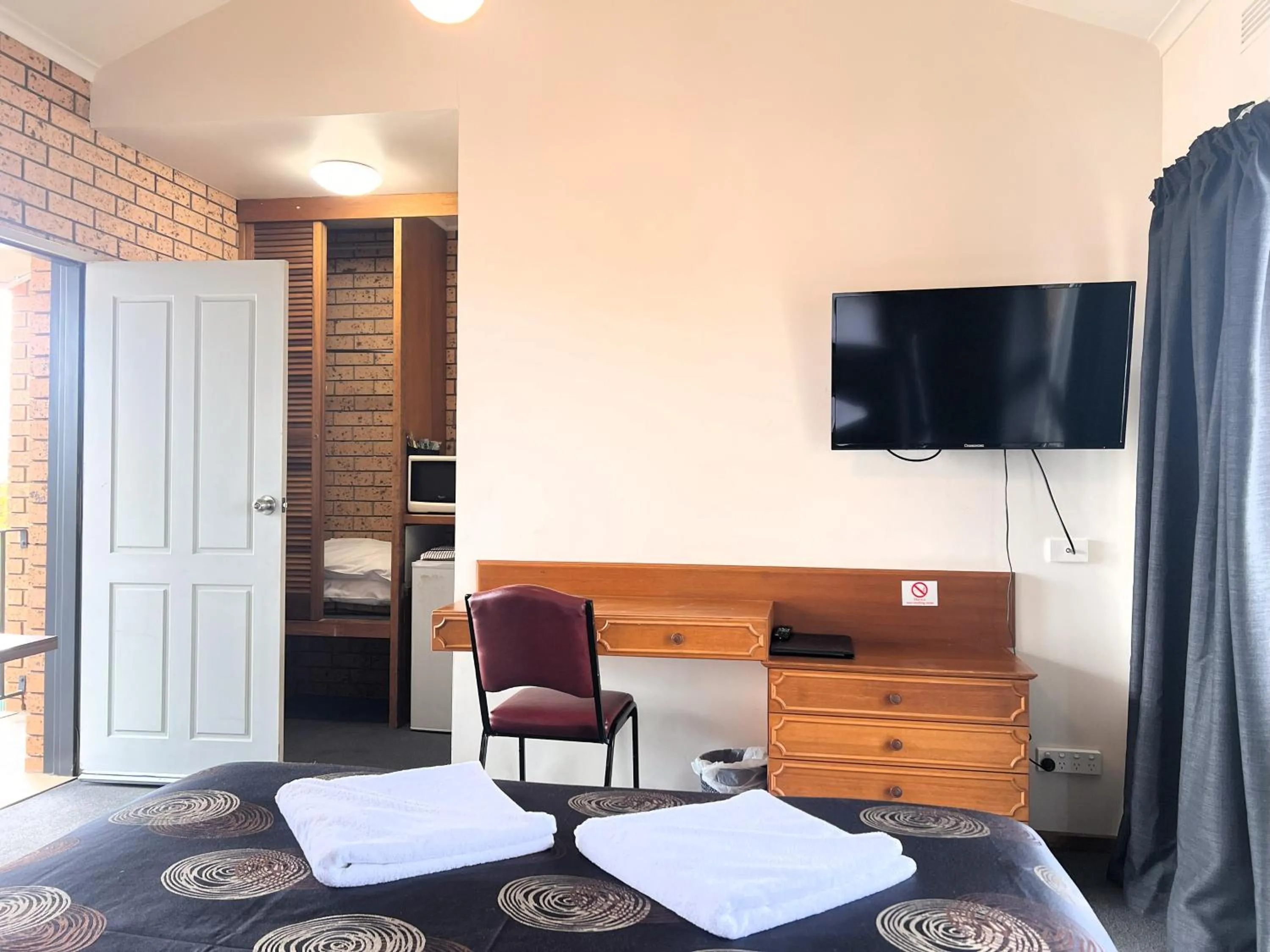 TV and multimedia, Bed in Colac Mid City Motor Inn