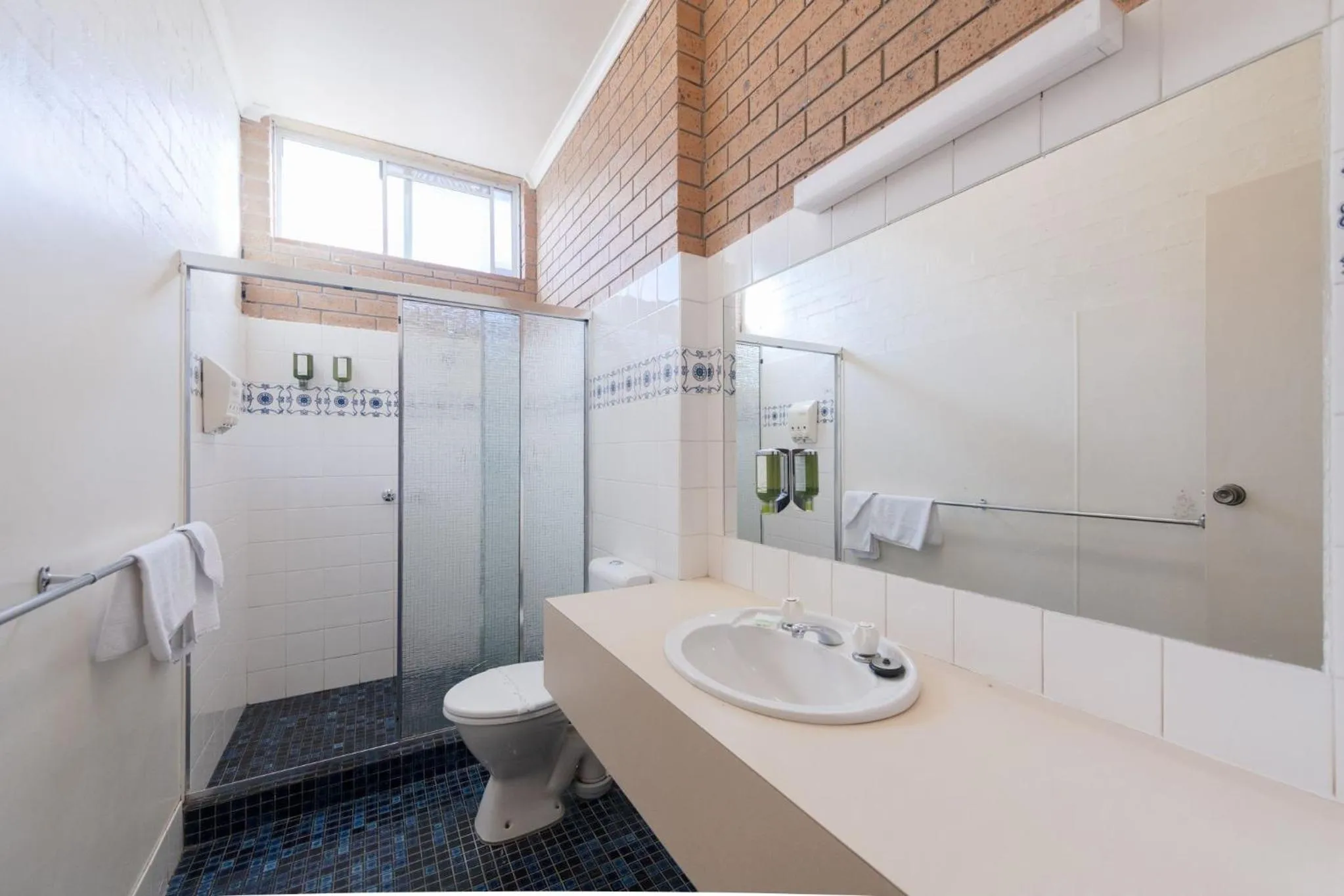 Bathroom in Colac Mid City Motor Inn