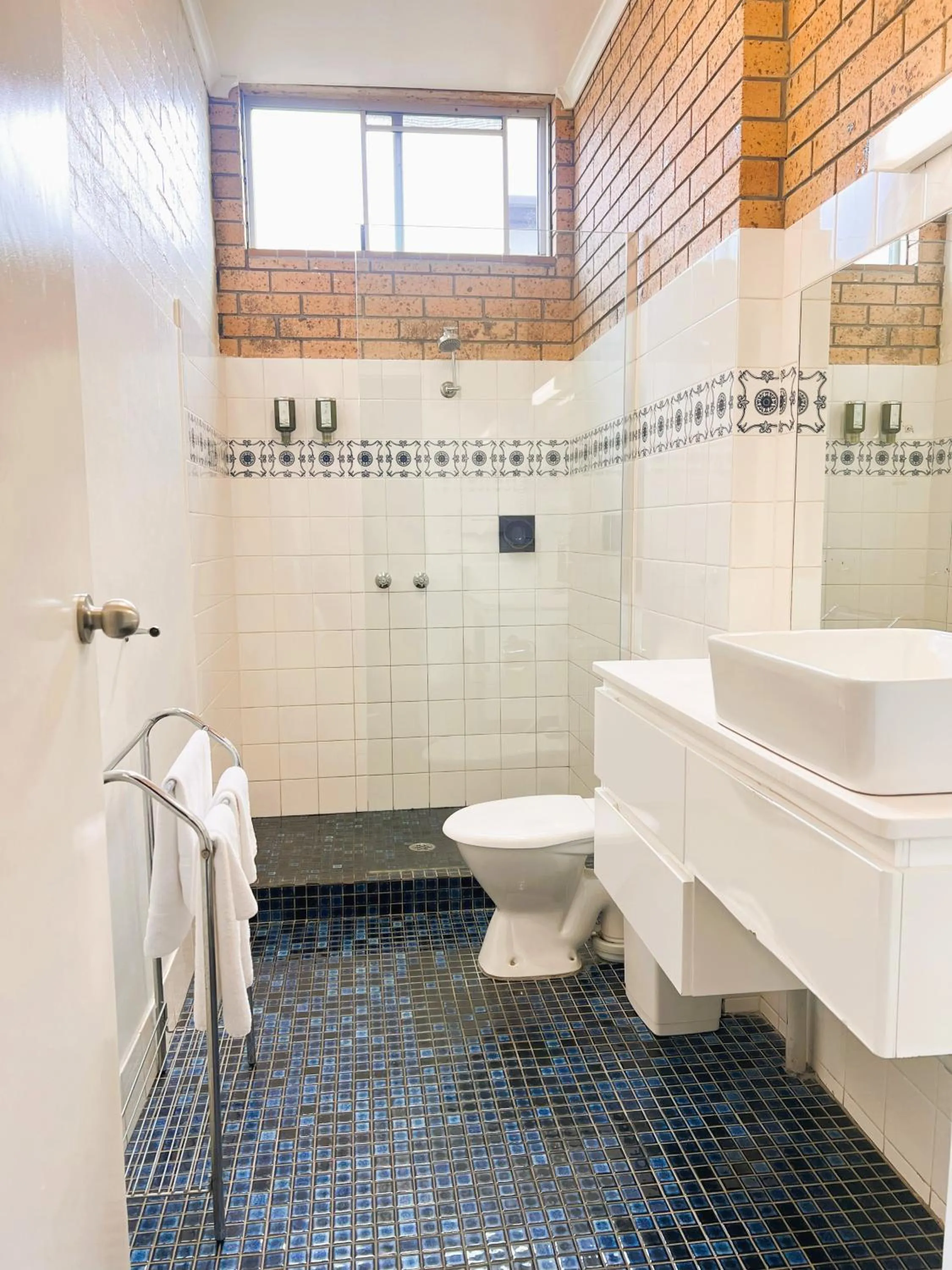 Bathroom in Colac Mid City Motor Inn