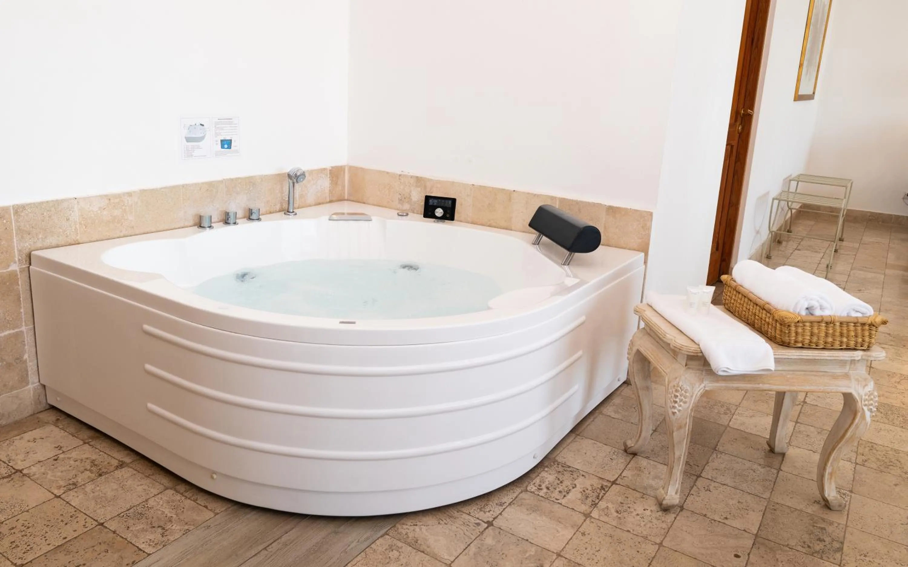 Hot Tub in Hotel Viñas Queirolo