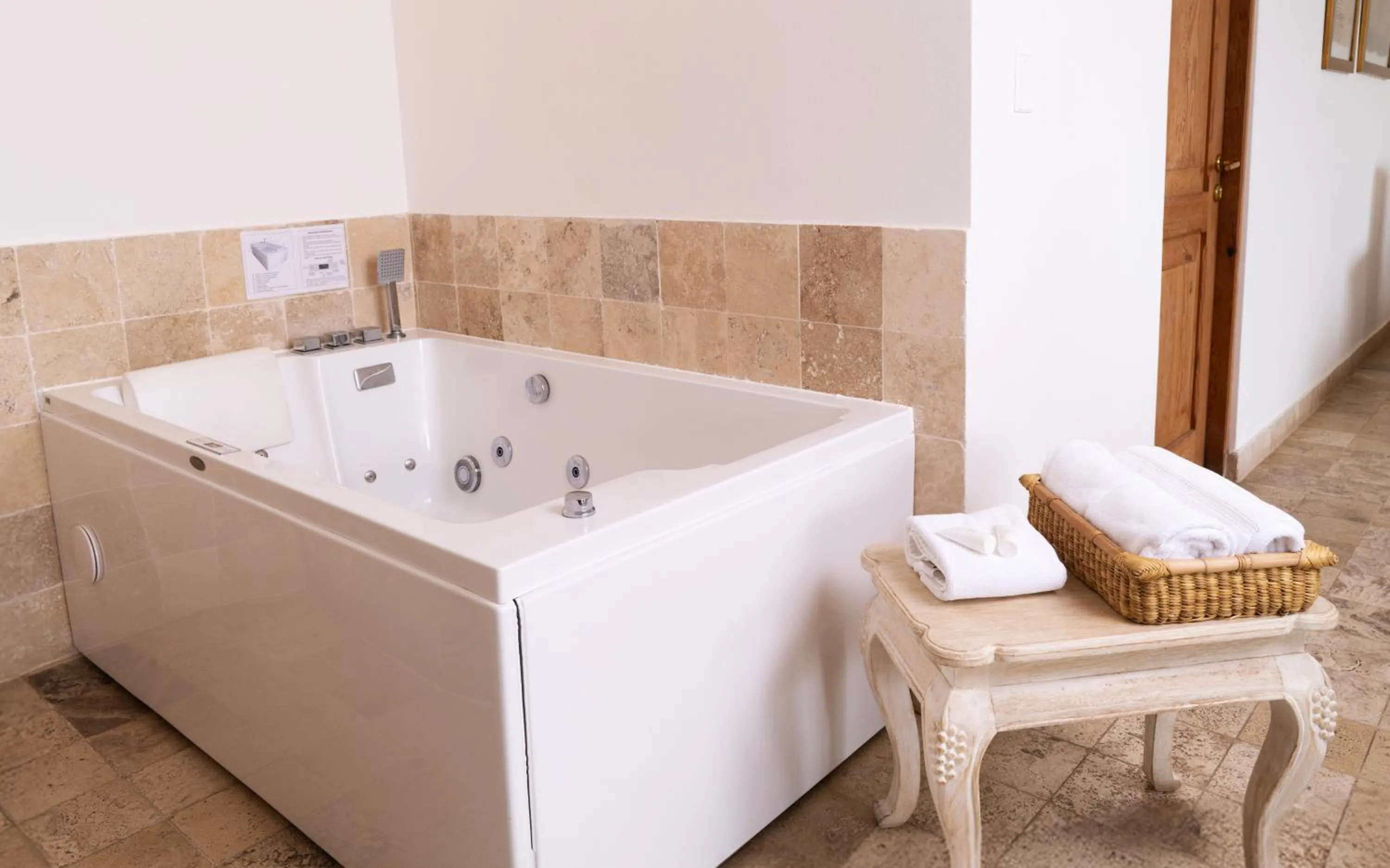 Hot Tub in Hotel Viñas Queirolo