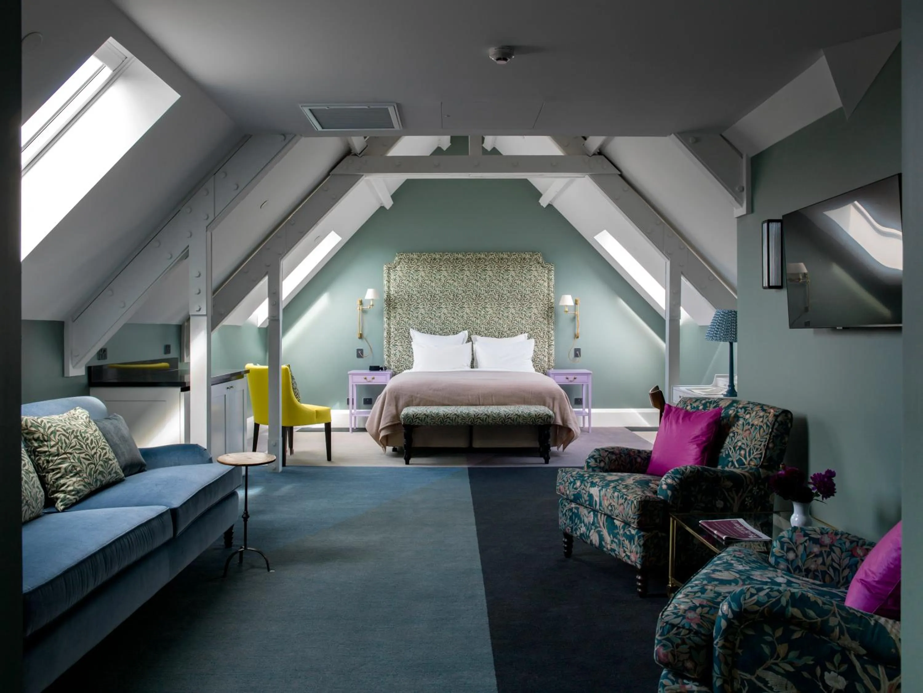 Photo of the whole room, Bed in The Observatory Hotel Christchurch