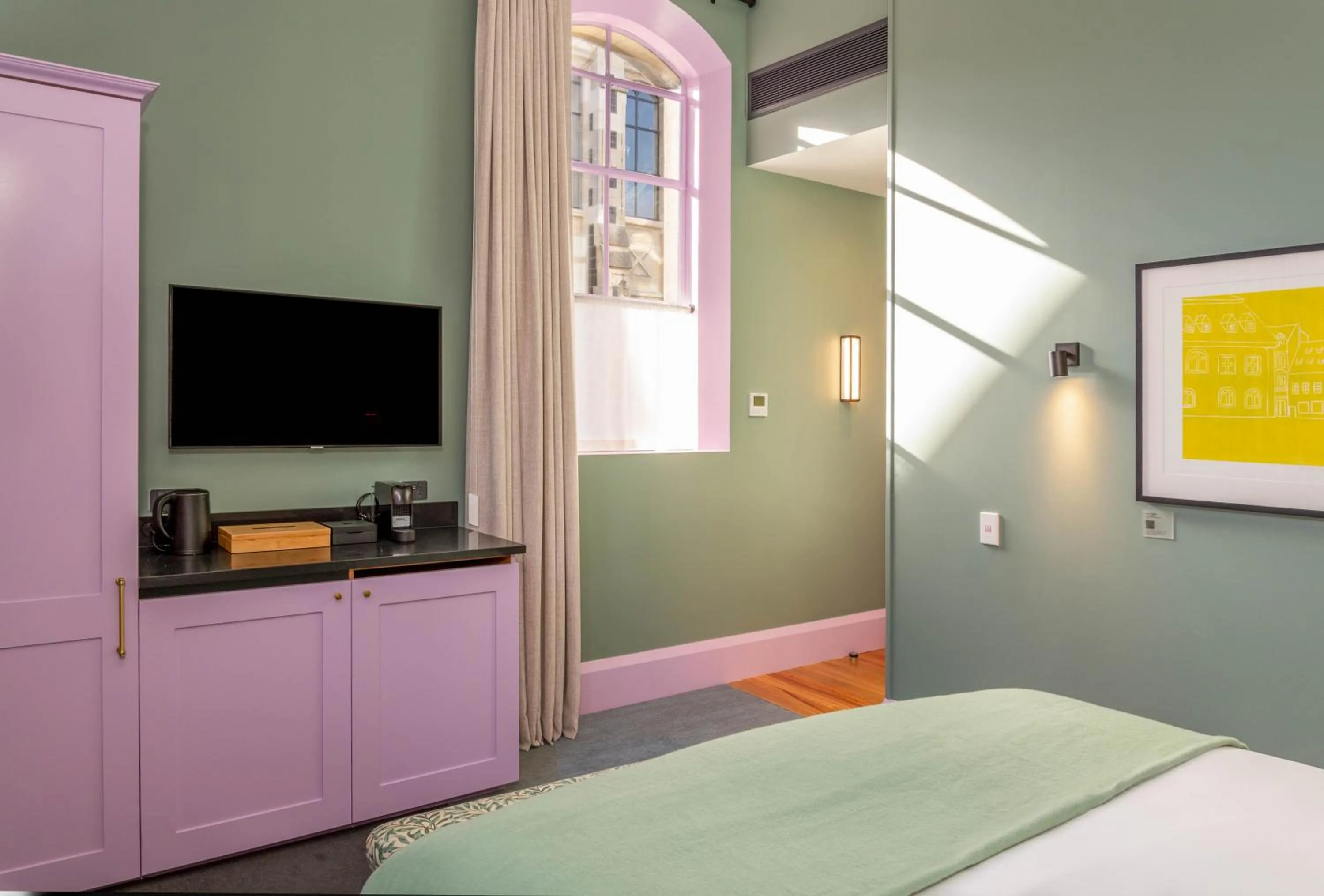 TV and multimedia, Bed in The Observatory Hotel Christchurch