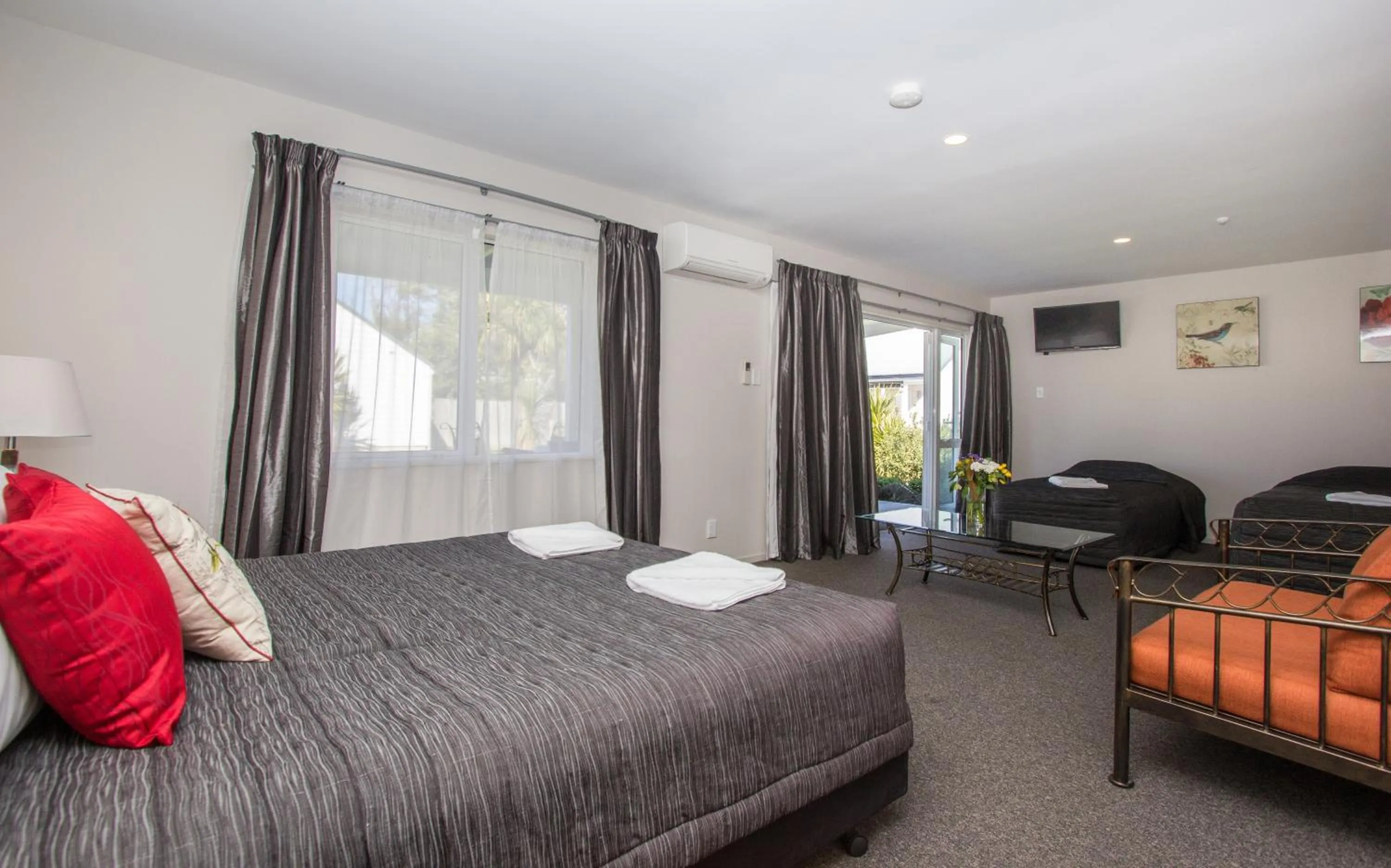 Bed in Greyfriars Motel