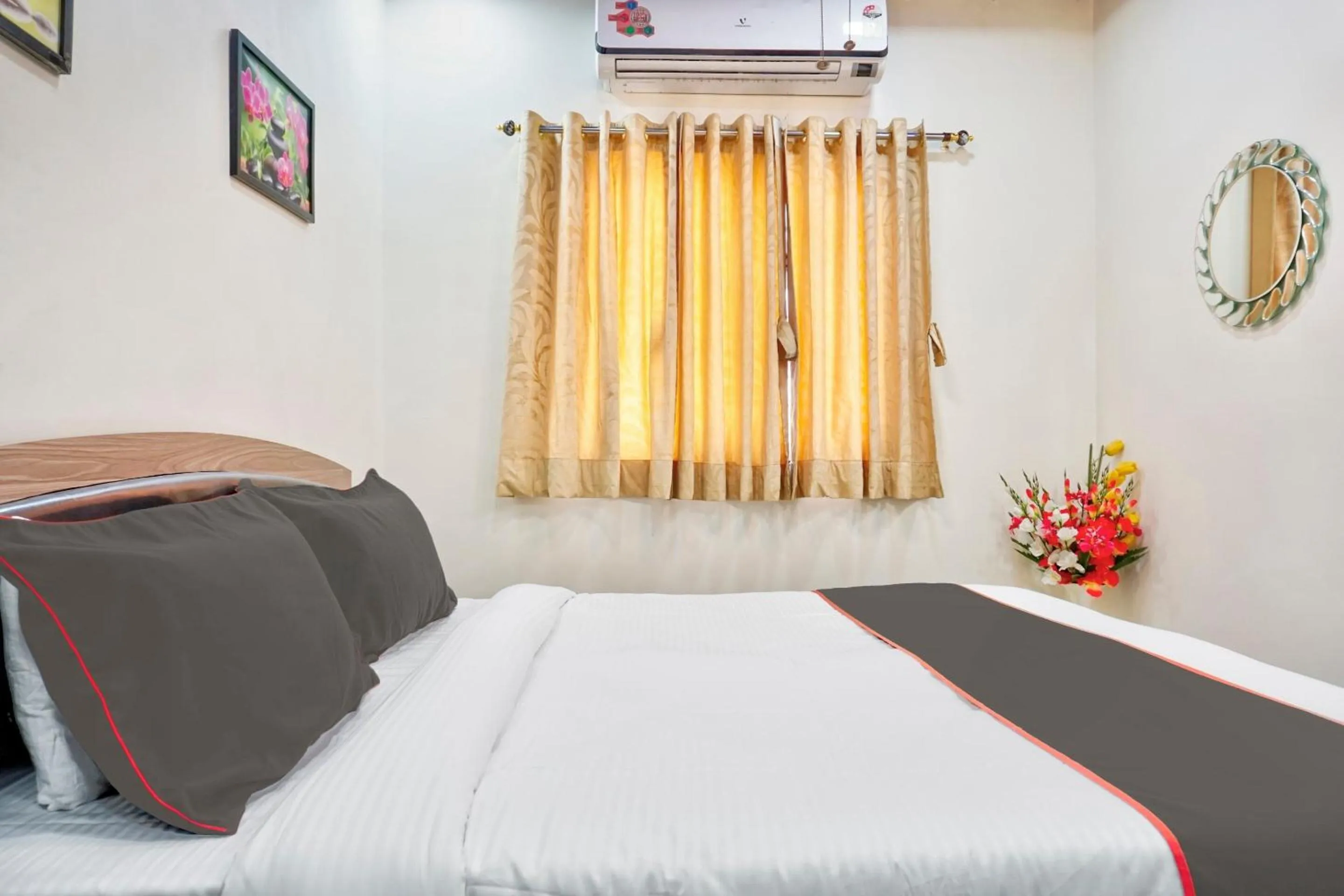 Bedroom in Hotel O Vardhan Executive