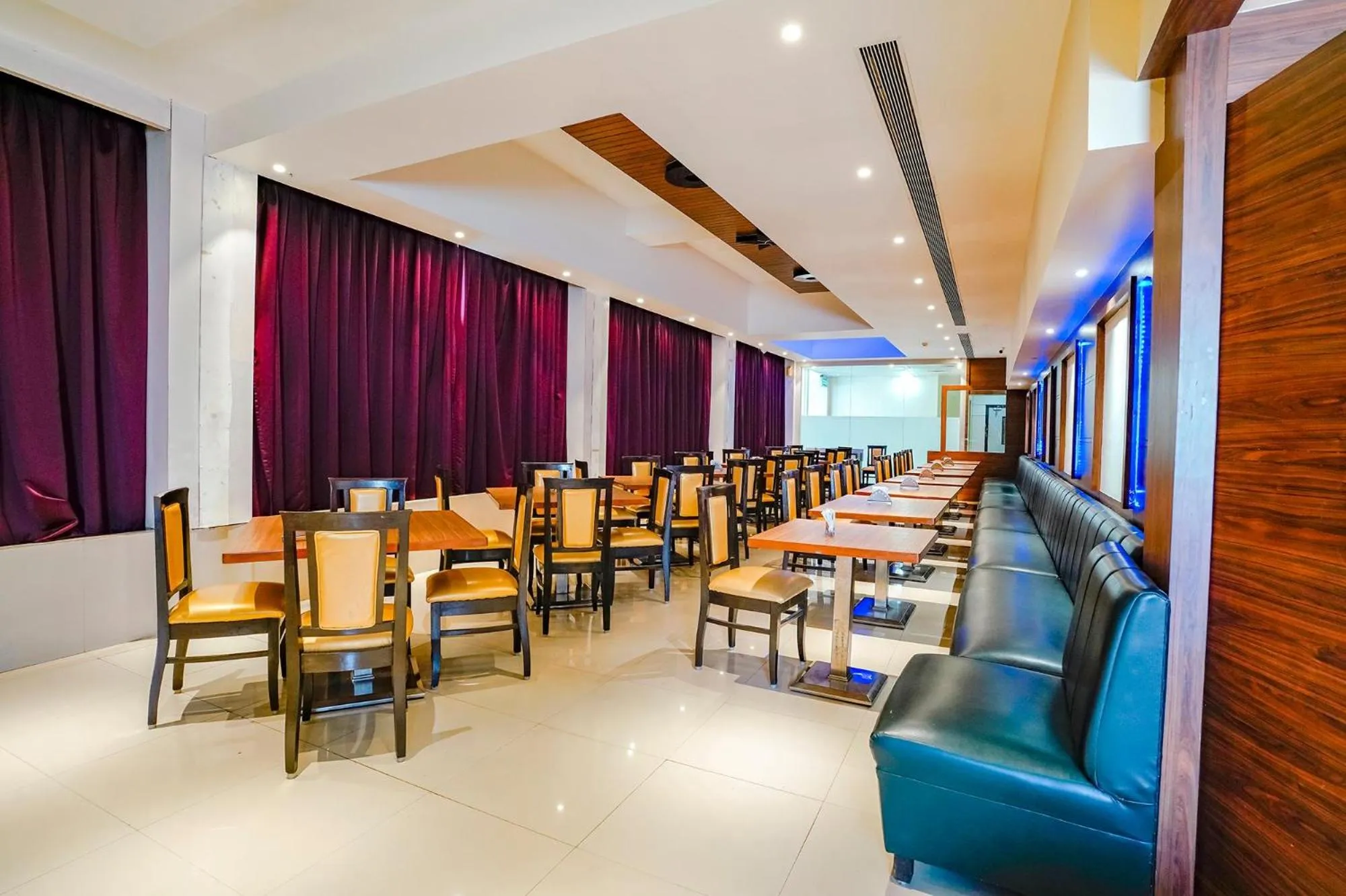 Restaurant/places to eat in FabHotel Devanshi Inn