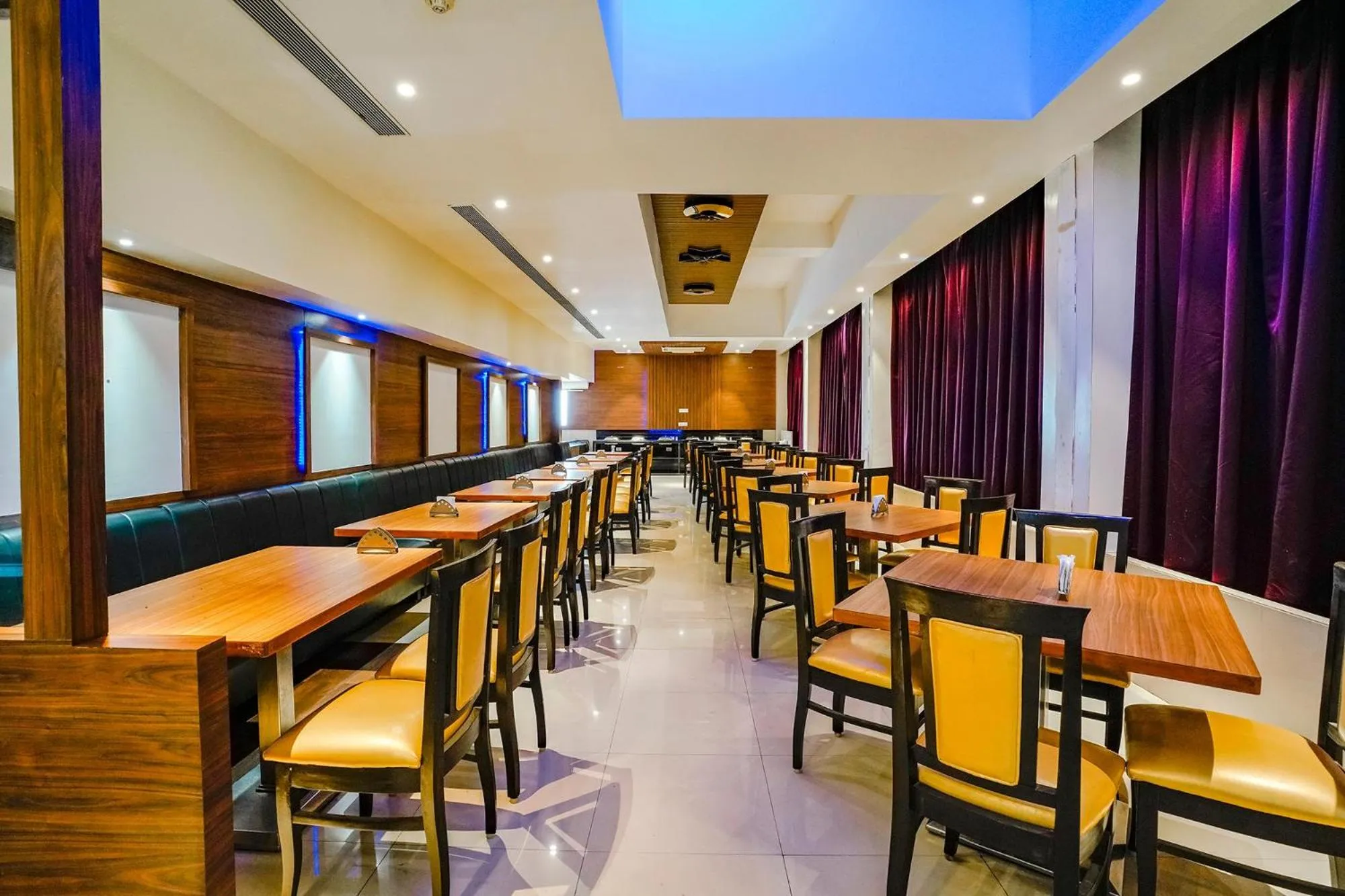 Restaurant/places to eat in FabHotel Devanshi Inn