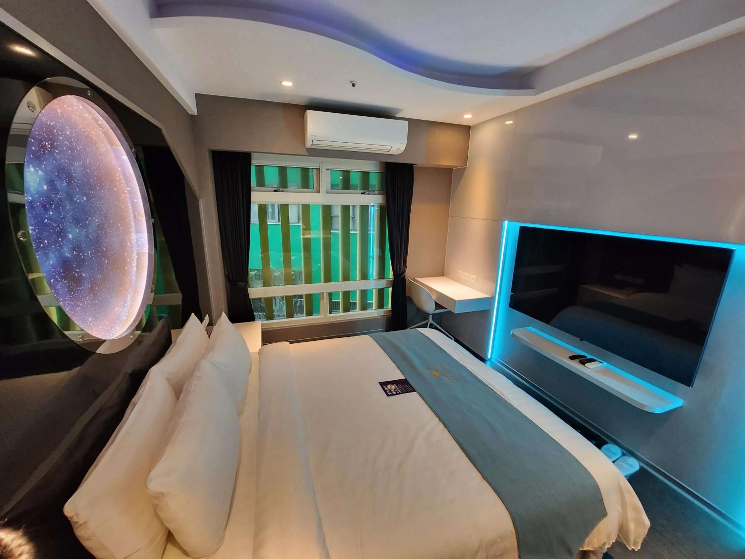 Photo of the whole room, Bed in Bentley Hotel