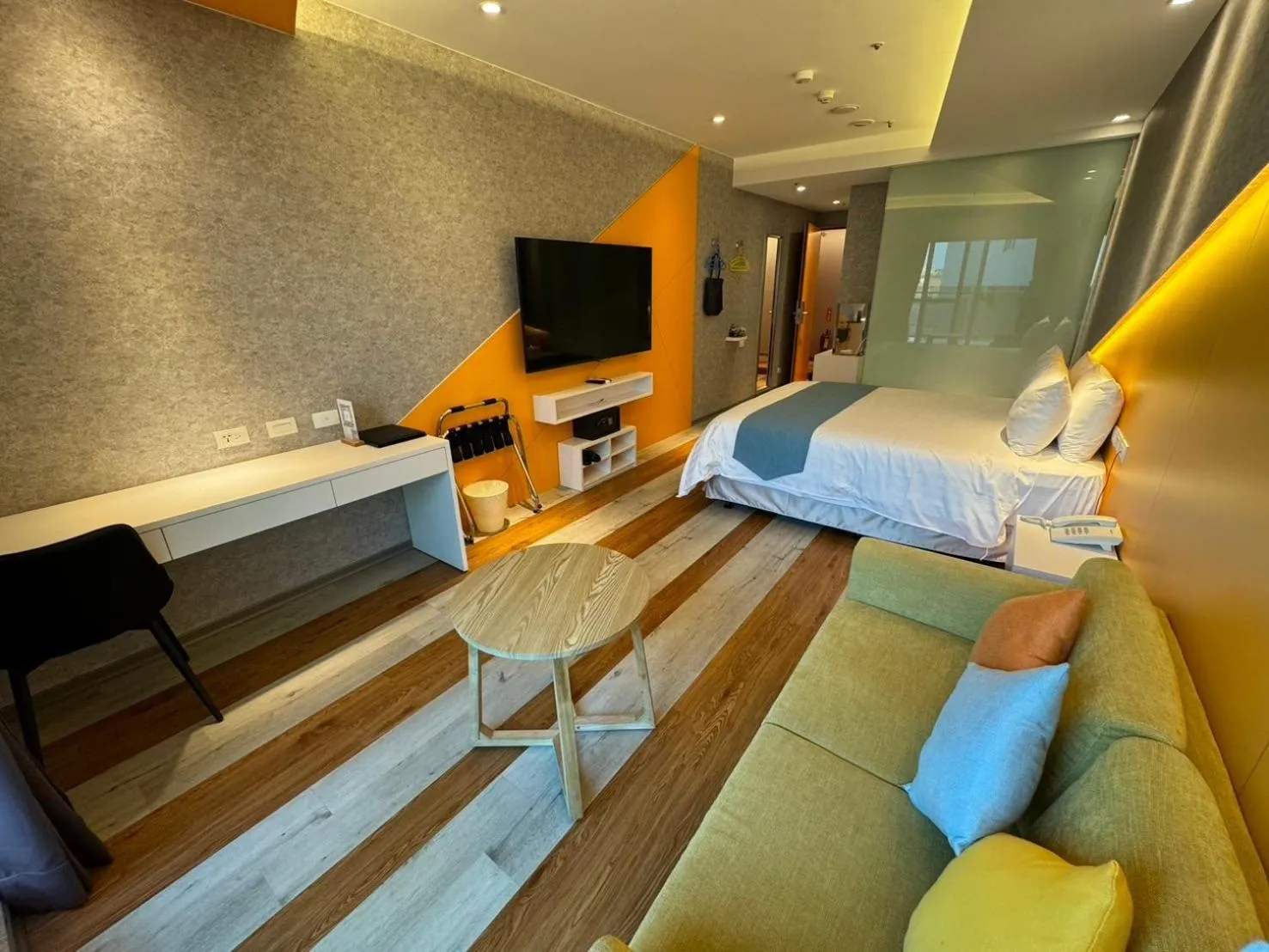 Photo of the whole room, Bed in Bentley Hotel