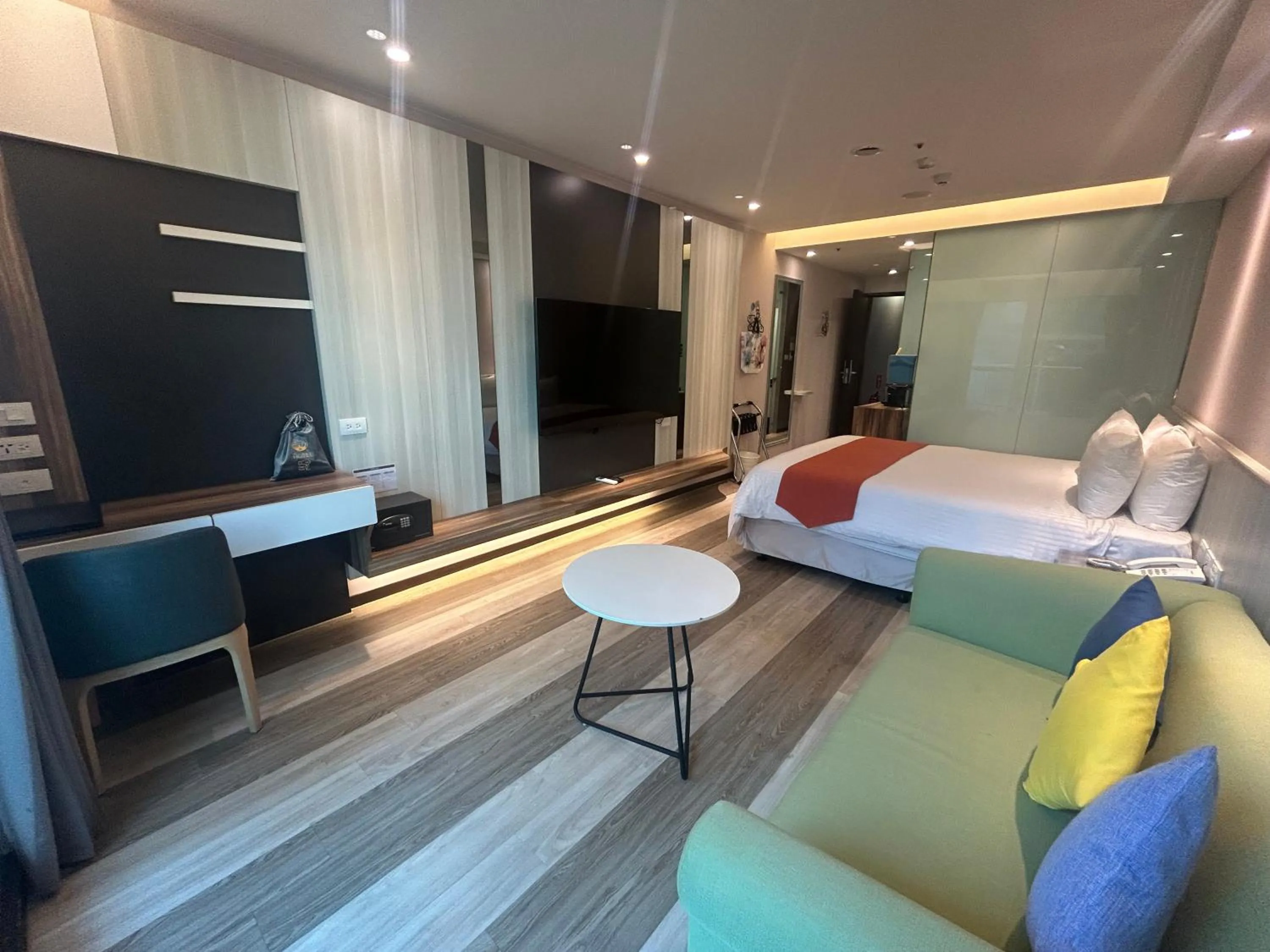 Photo of the whole room, Bed in Bentley Hotel