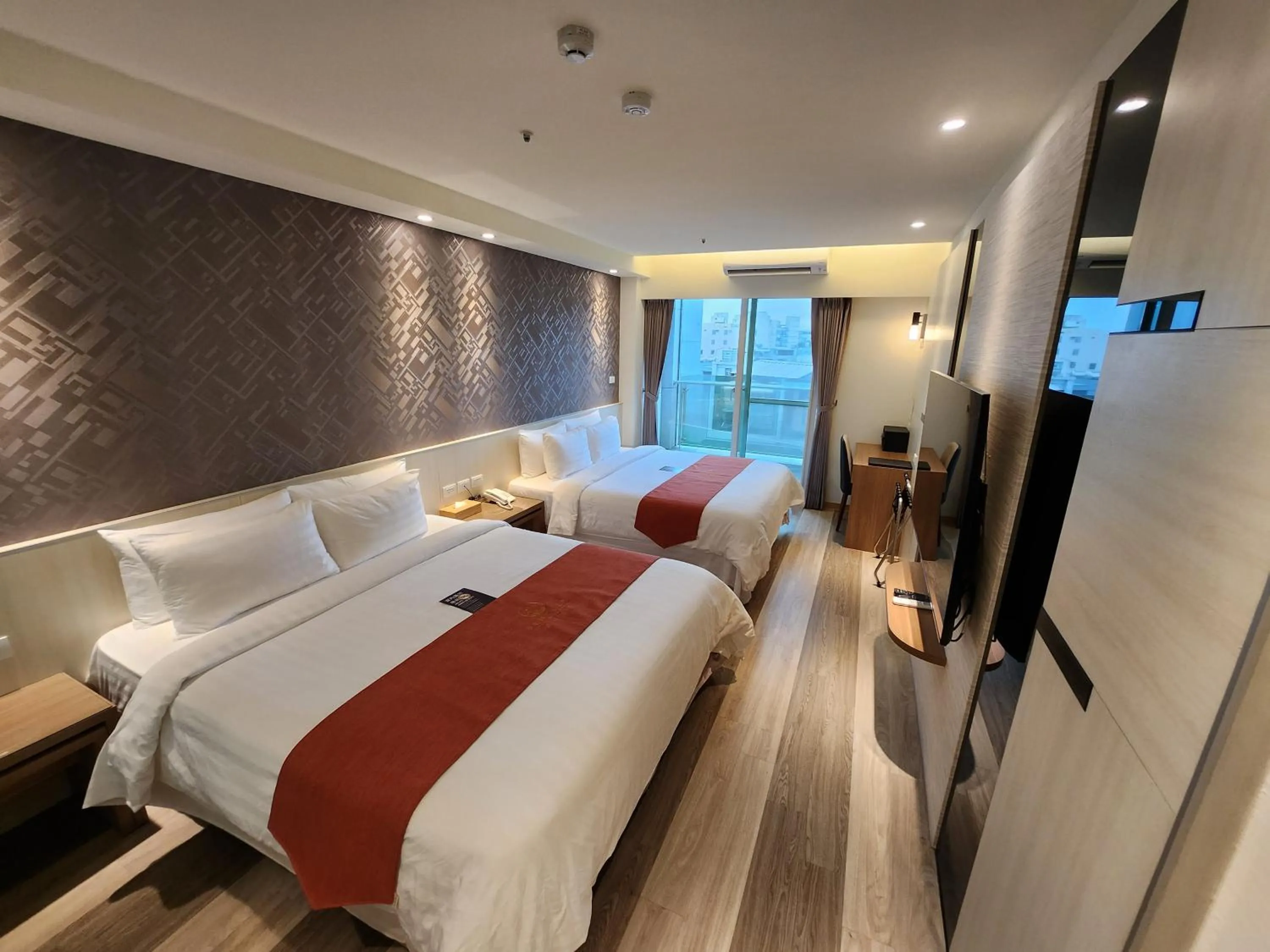 Photo of the whole room, Bed in Bentley Hotel