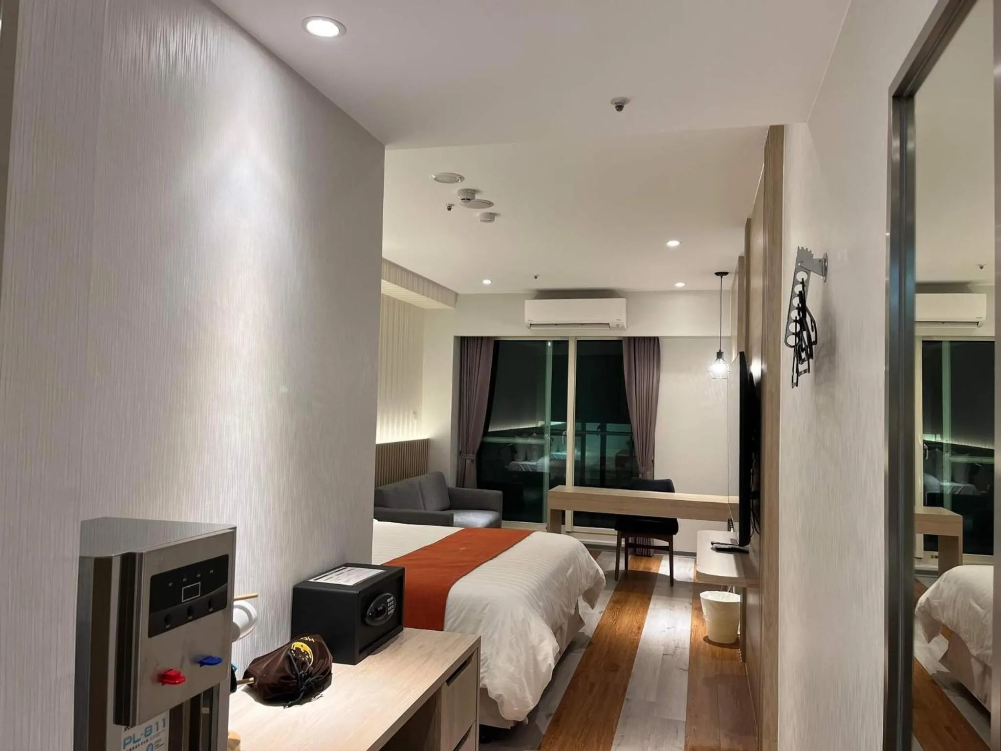 Photo of the whole room, Bed in Bentley Hotel