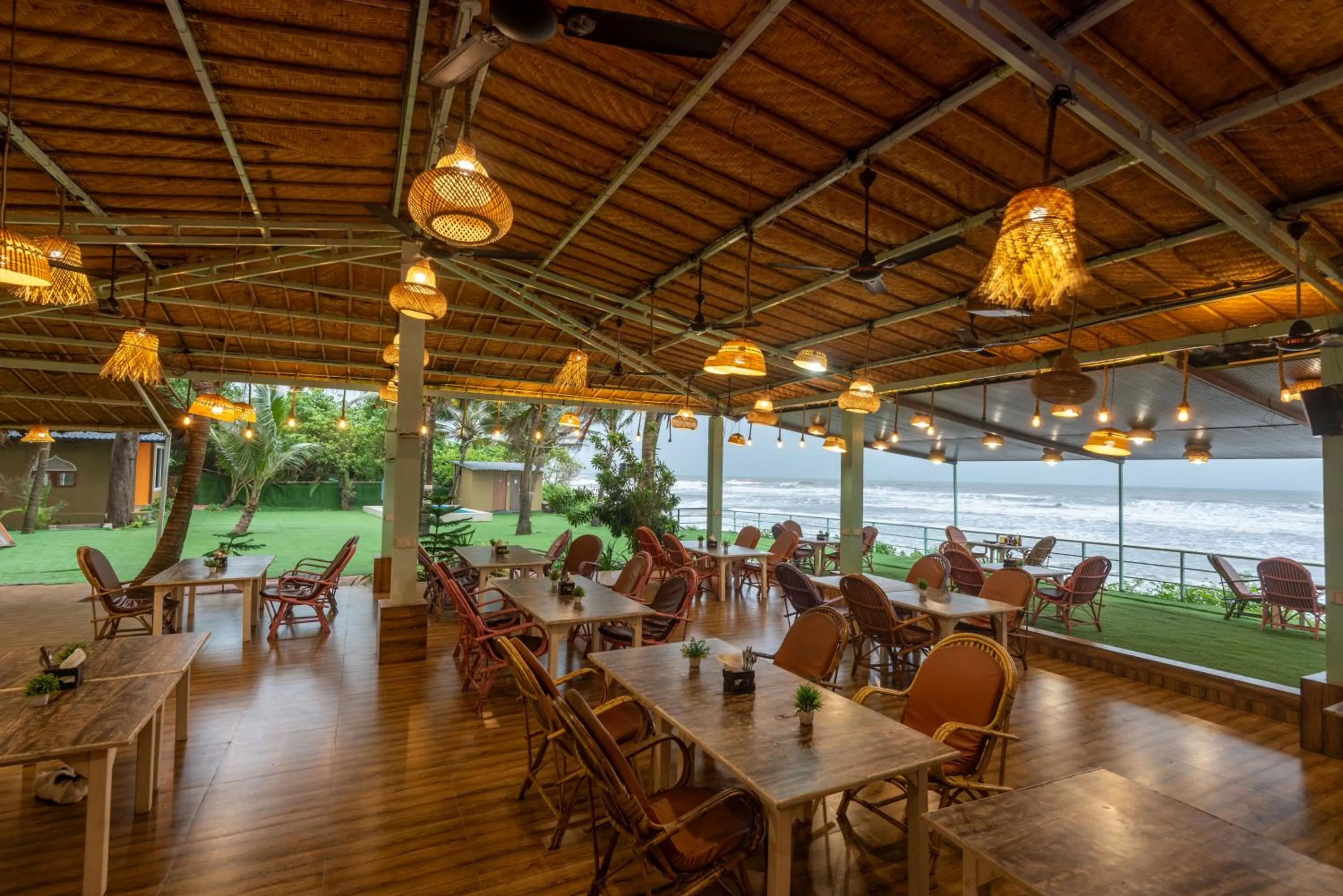 Restaurant/places to eat in Amadi Beach Front Resort