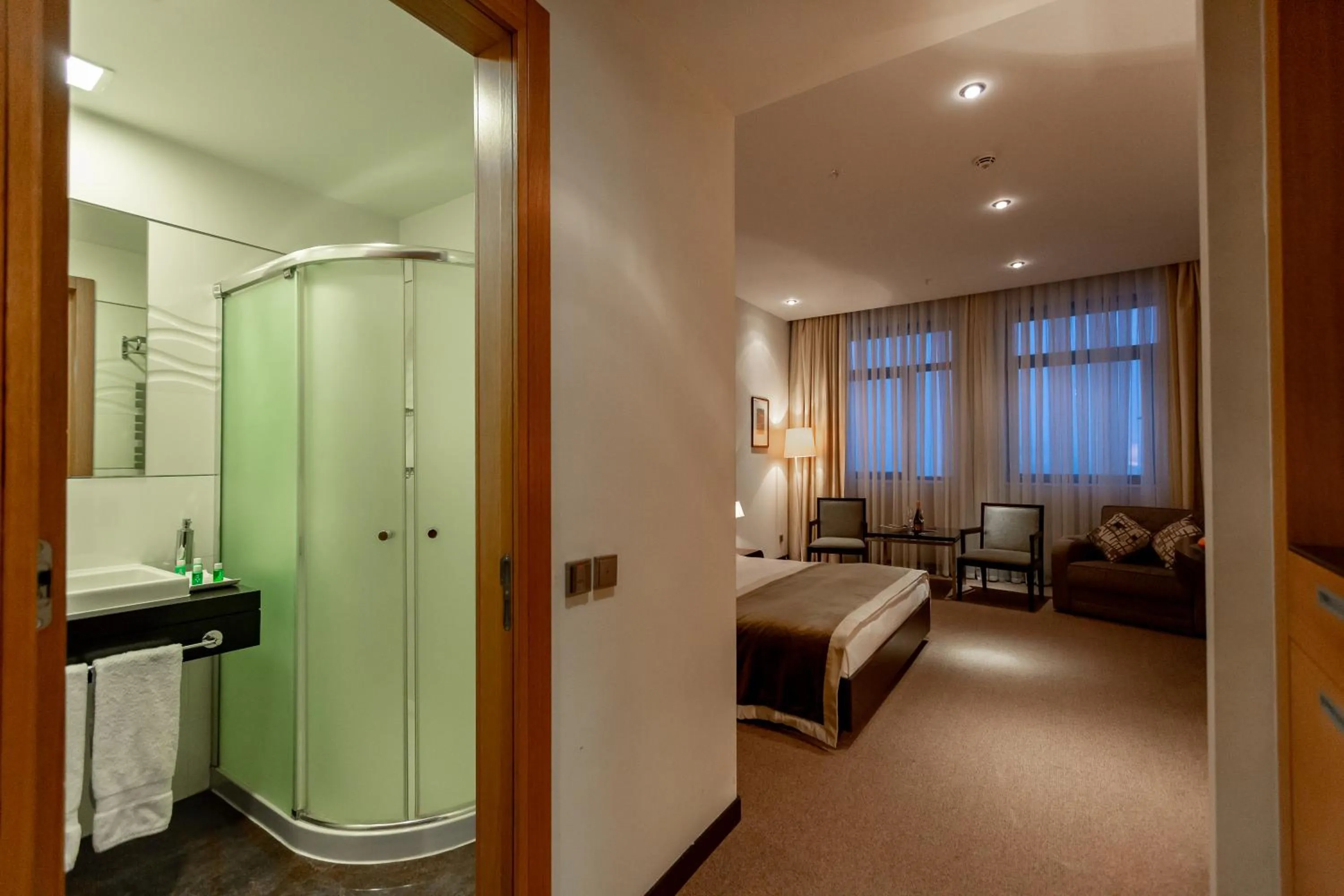 Shower, Bed in Zirve Hotel