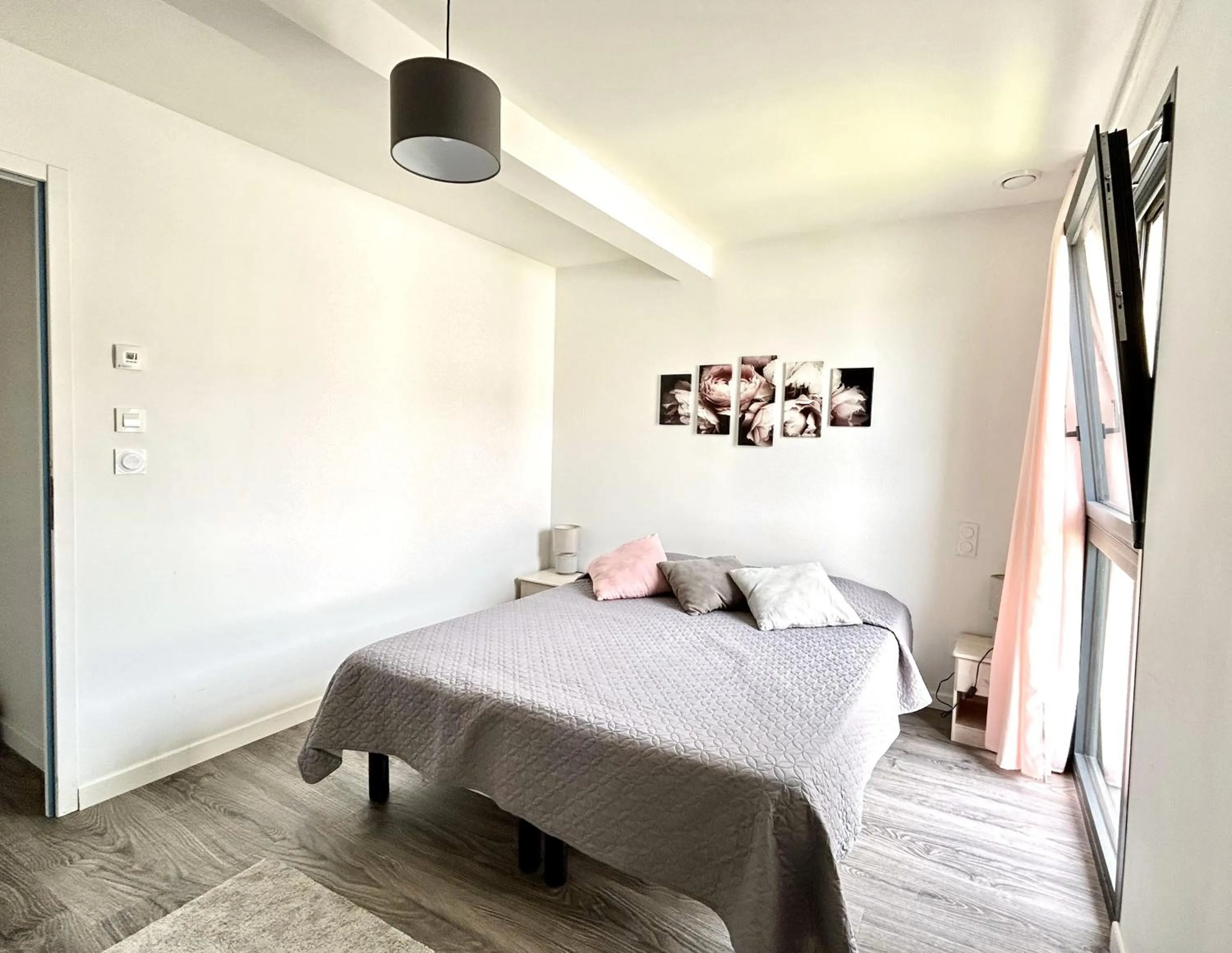 Bedroom, Bed in Du vignoble à l'Atlantique - Résidence Montifault gîtes du 2 au 3 pièces