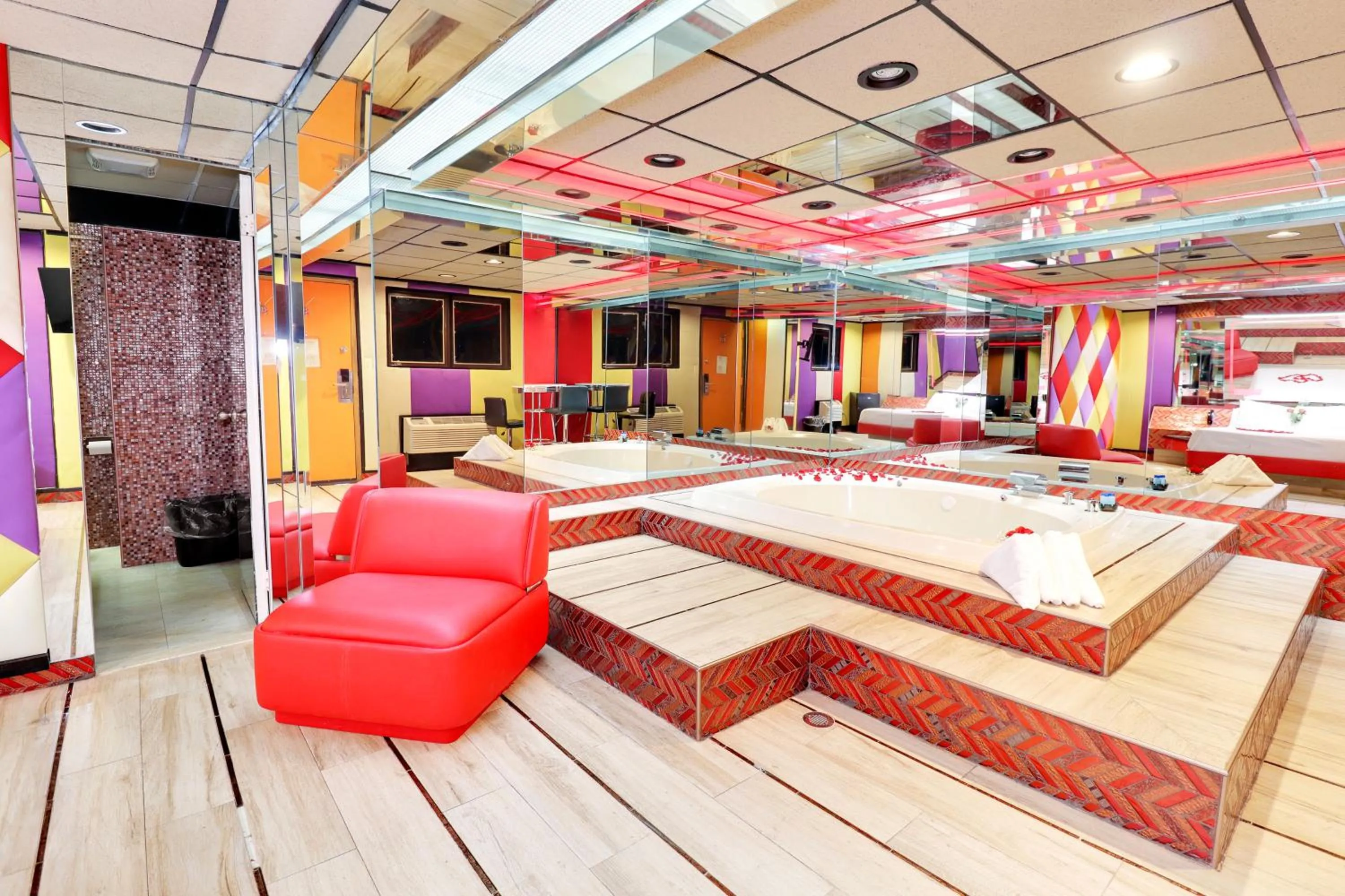 Massage, Bed in Hollywood Motel