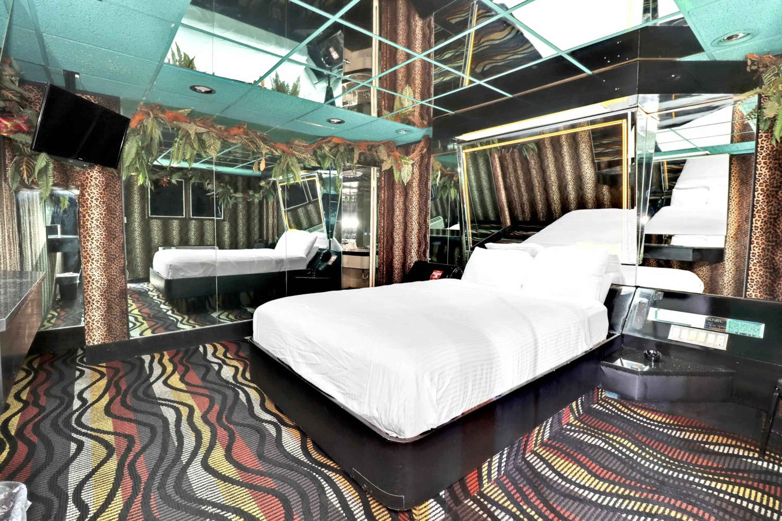 Bedroom, Bed in Hollywood Motel