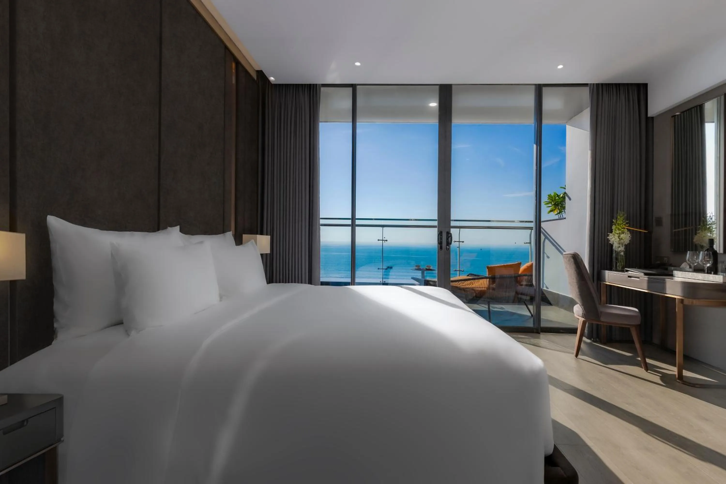 Bedroom, Bed in Le Sands Oceanfront Danang Hotel