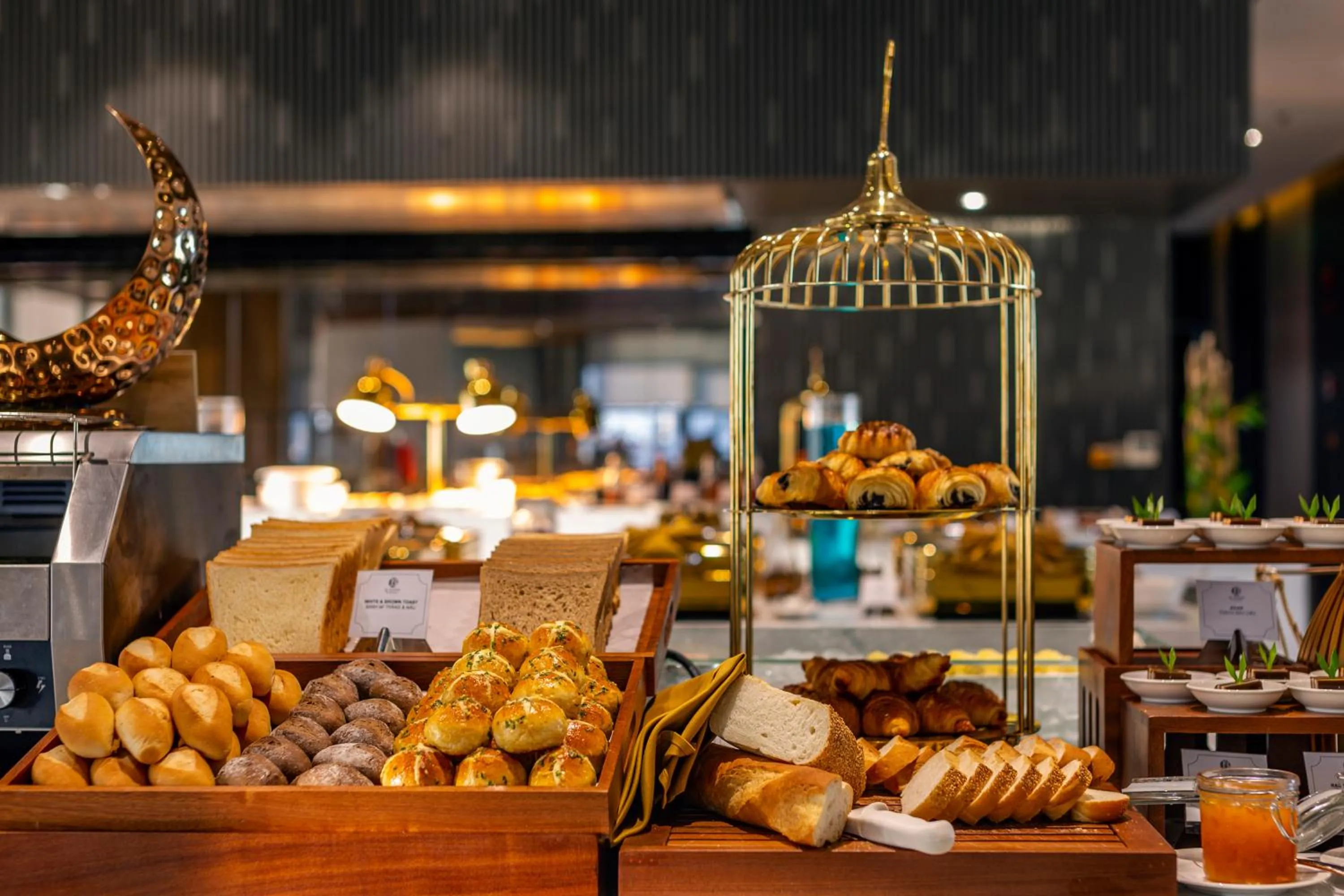 Restaurant/places to eat in Le Sands Oceanfront Danang Hotel