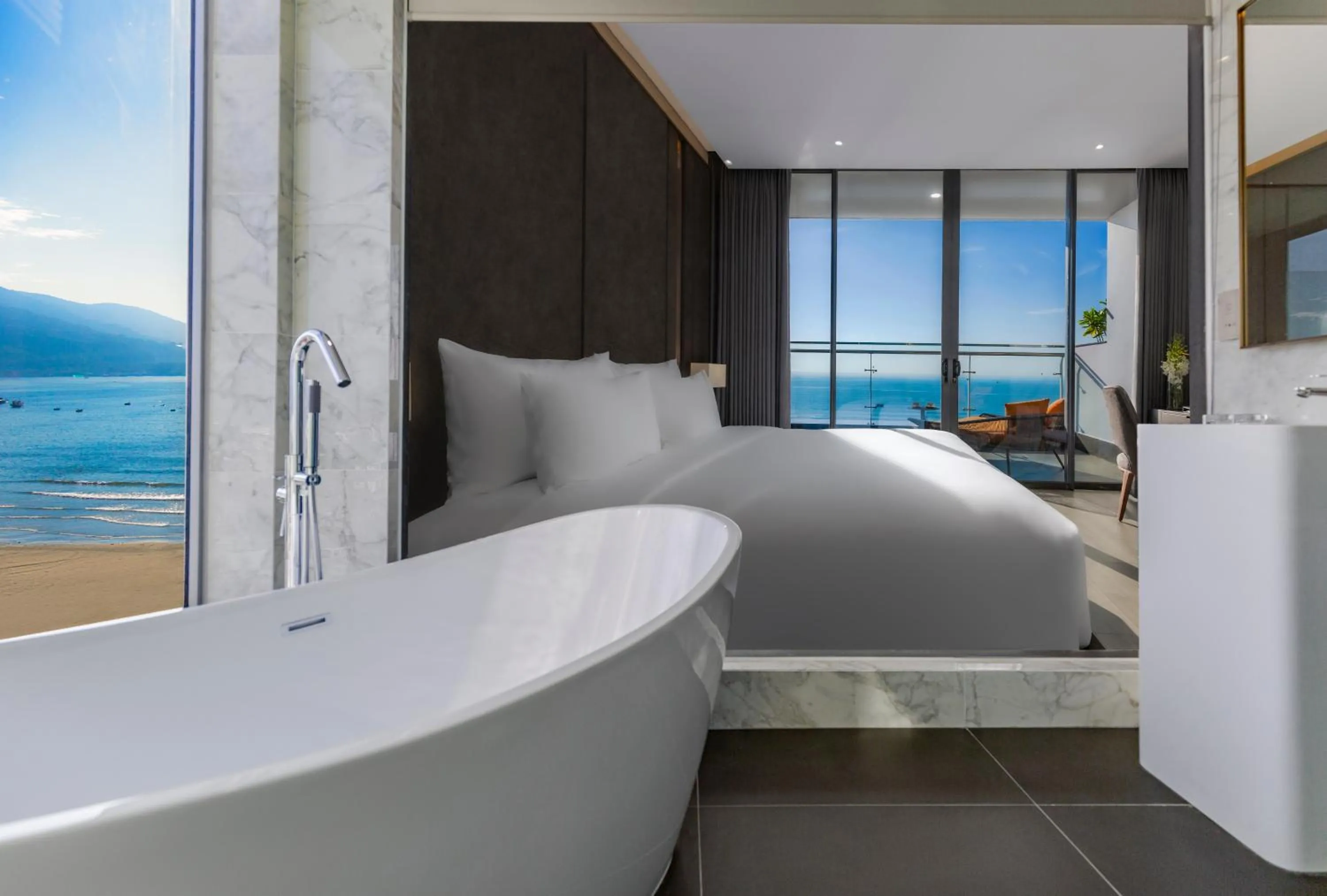 Bedroom, Bed in Le Sands Oceanfront Danang Hotel