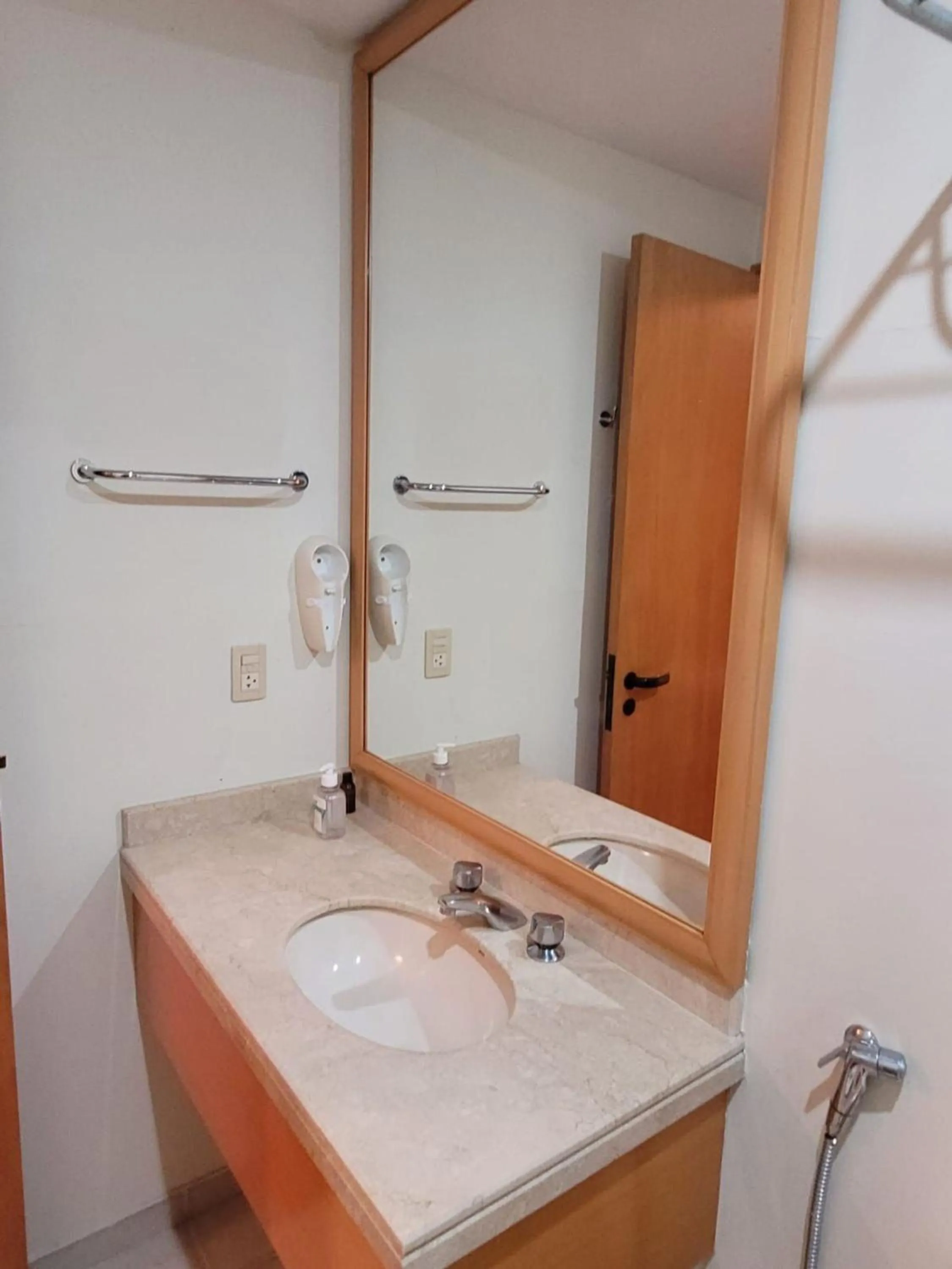 Bathroom in Elegant Flat Jardins - Garagem, Ar Cod,