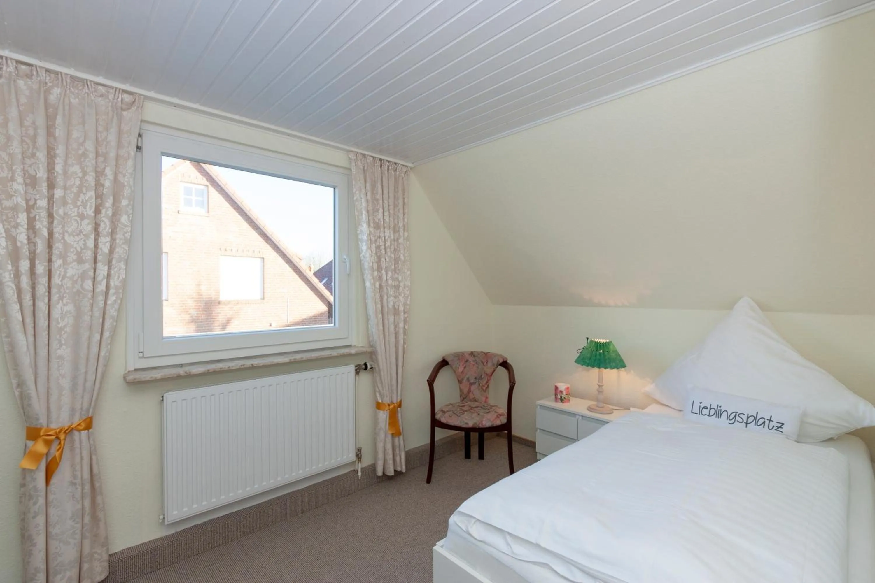 Photo of the whole room, Bed in Hotel garni NordSeerose Greetsiel