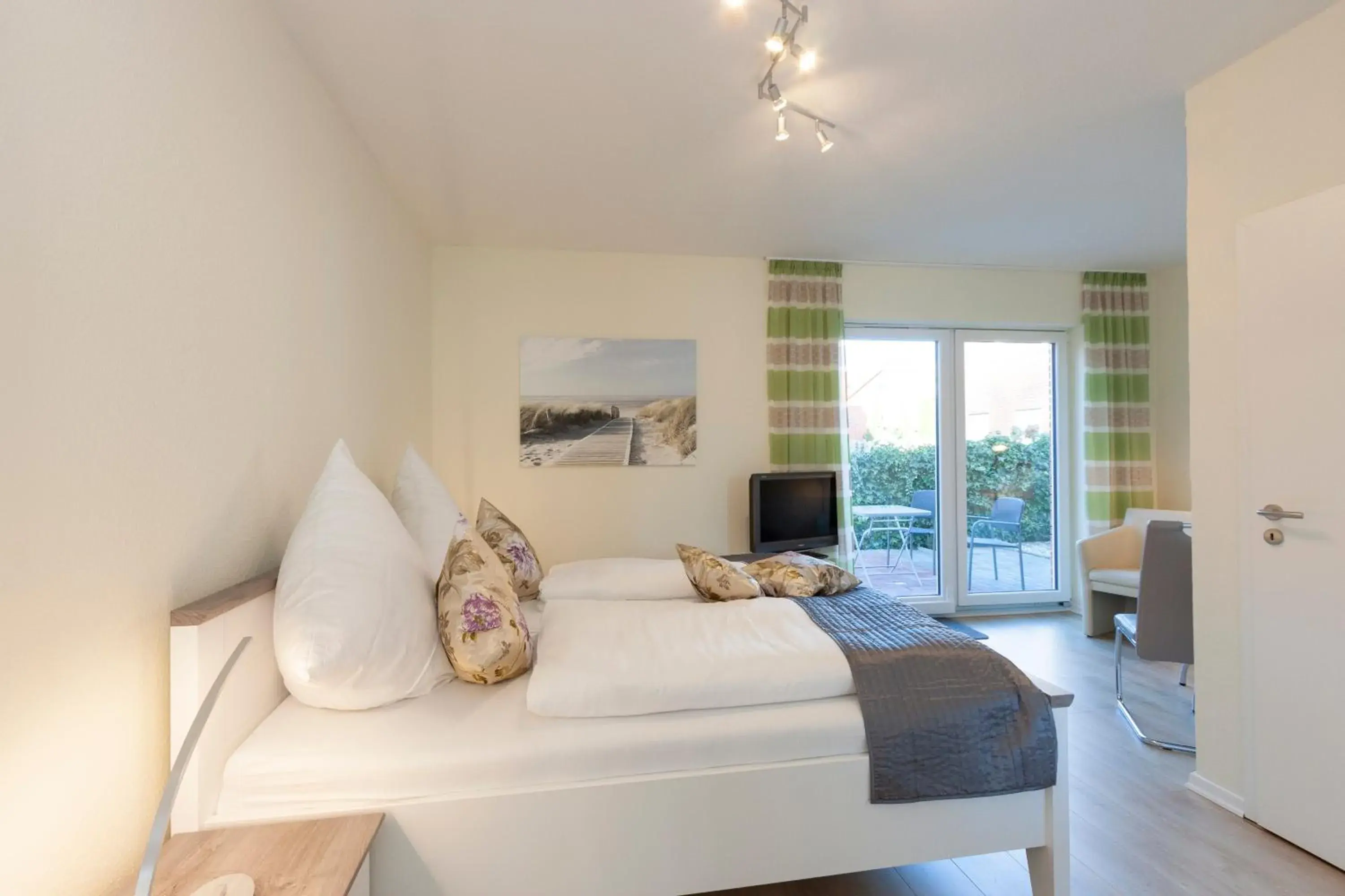 Double Room with Terrace - single occupancy in Hotel garni NordSeerose Greetsiel Double Room with Terrace - single occupancy in Hotel garni NordSeerose Greetsiel