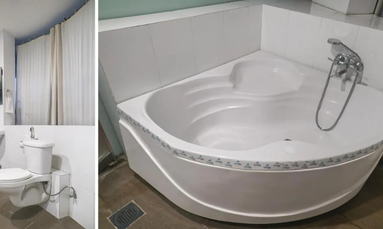 Bathroom in Hotel Shiva's, Kolhapur