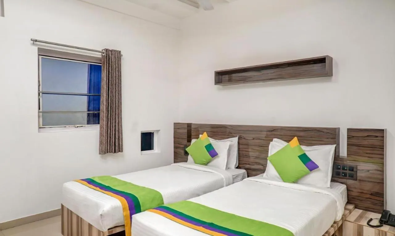 Bed in Hotel Shiva's, Kolhapur