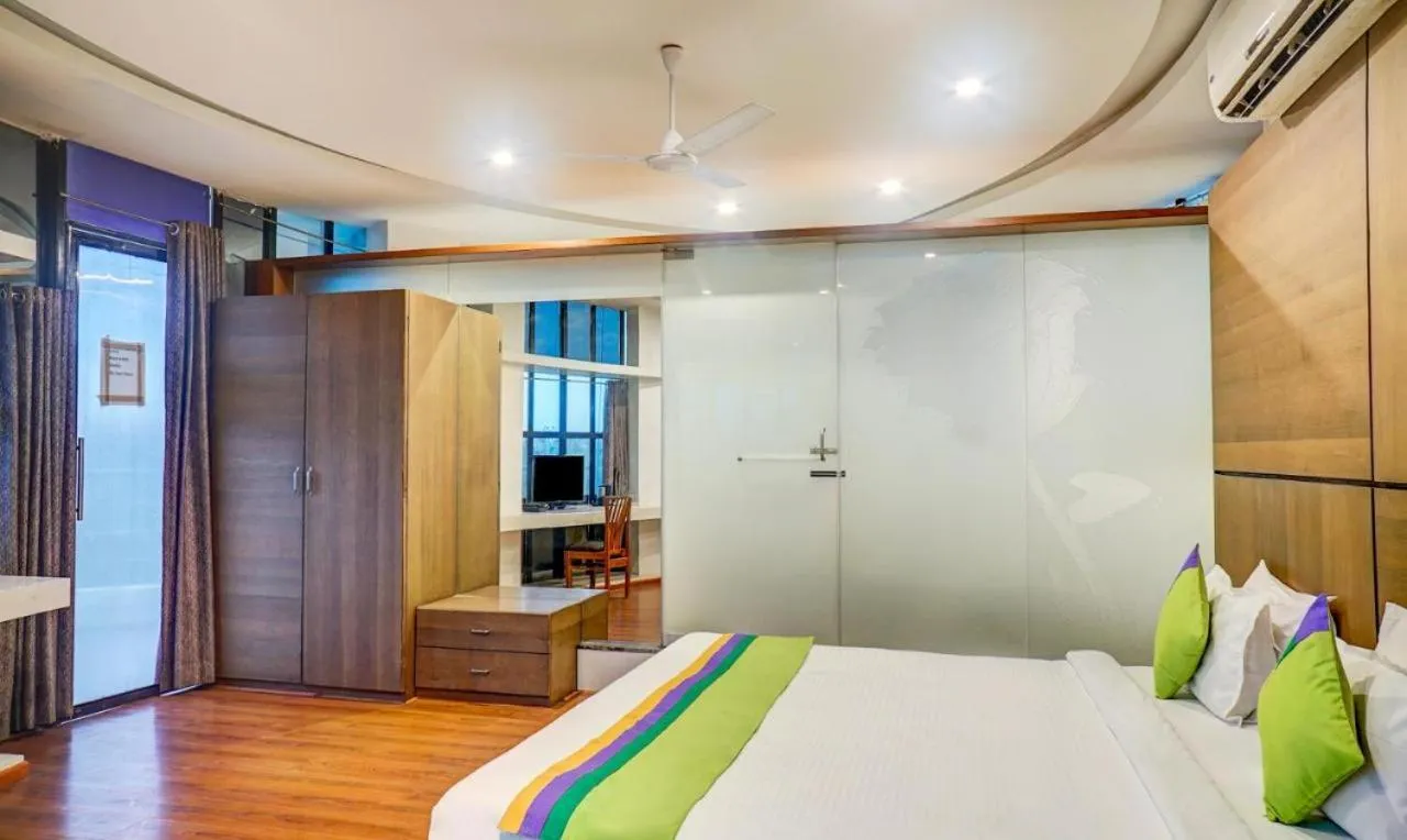 Photo of the whole room, Bed in Hotel Shiva's, Kolhapur