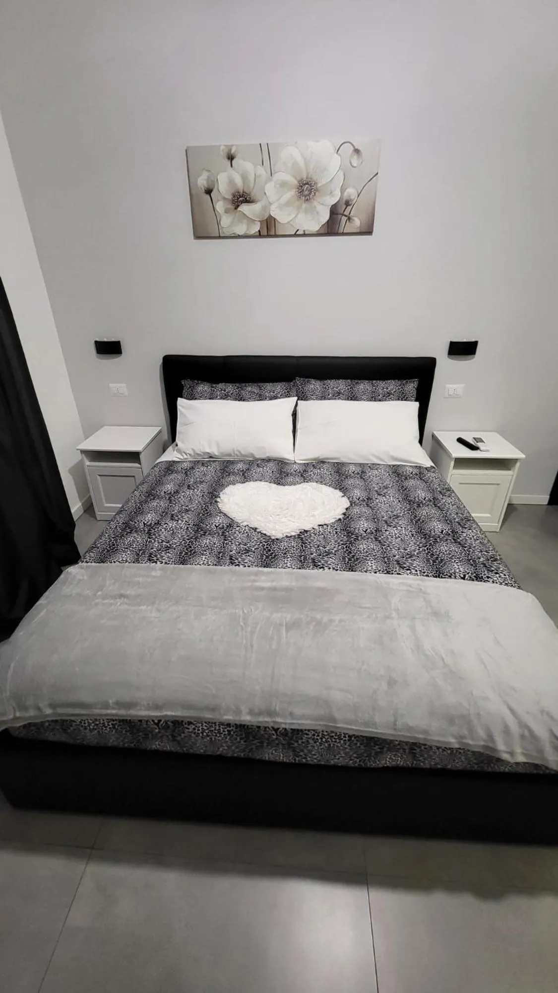 Bedroom, Bed in Giglio Rosso