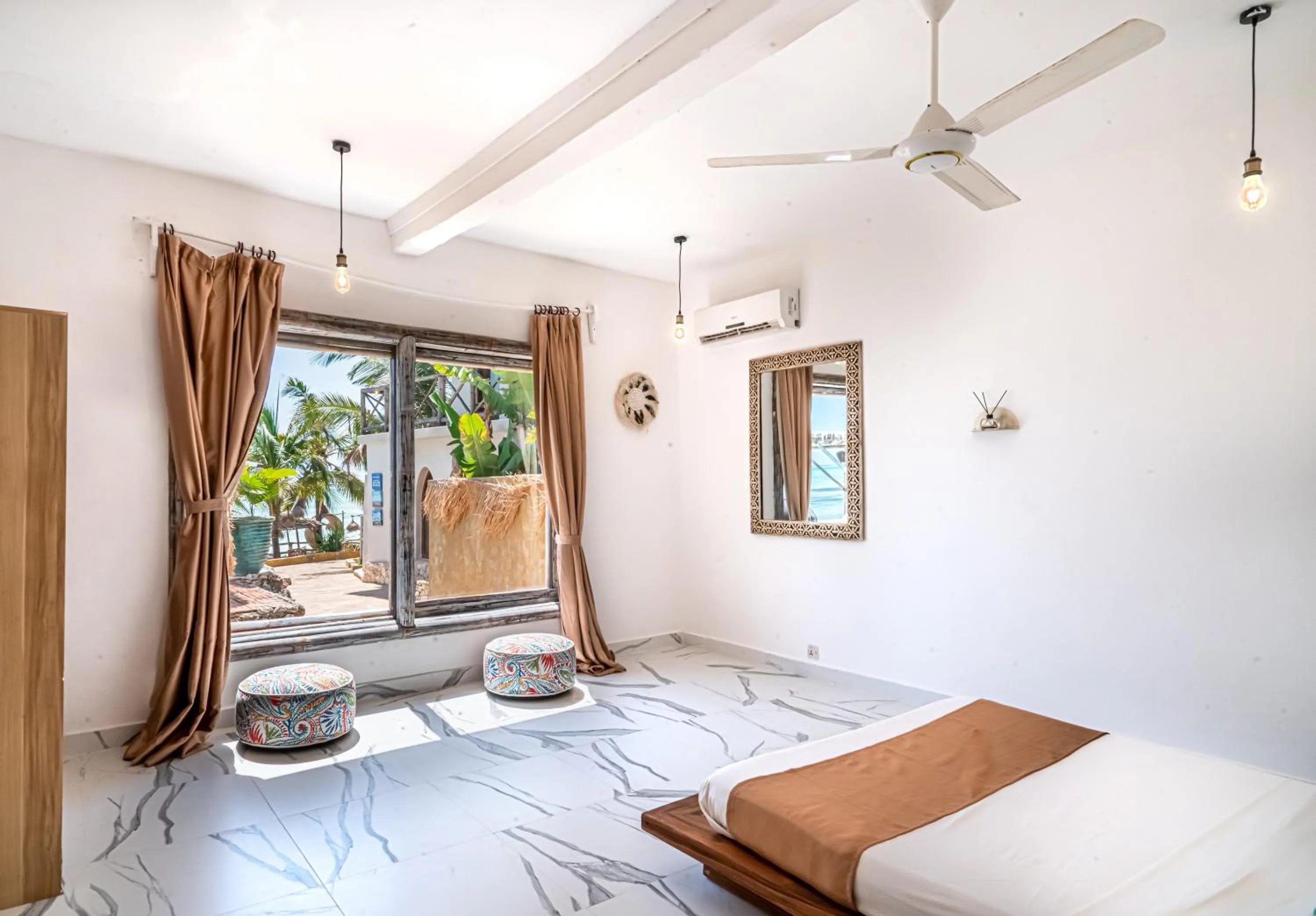 Patio, Bed in Coral Rocks Hotel & Restaurant