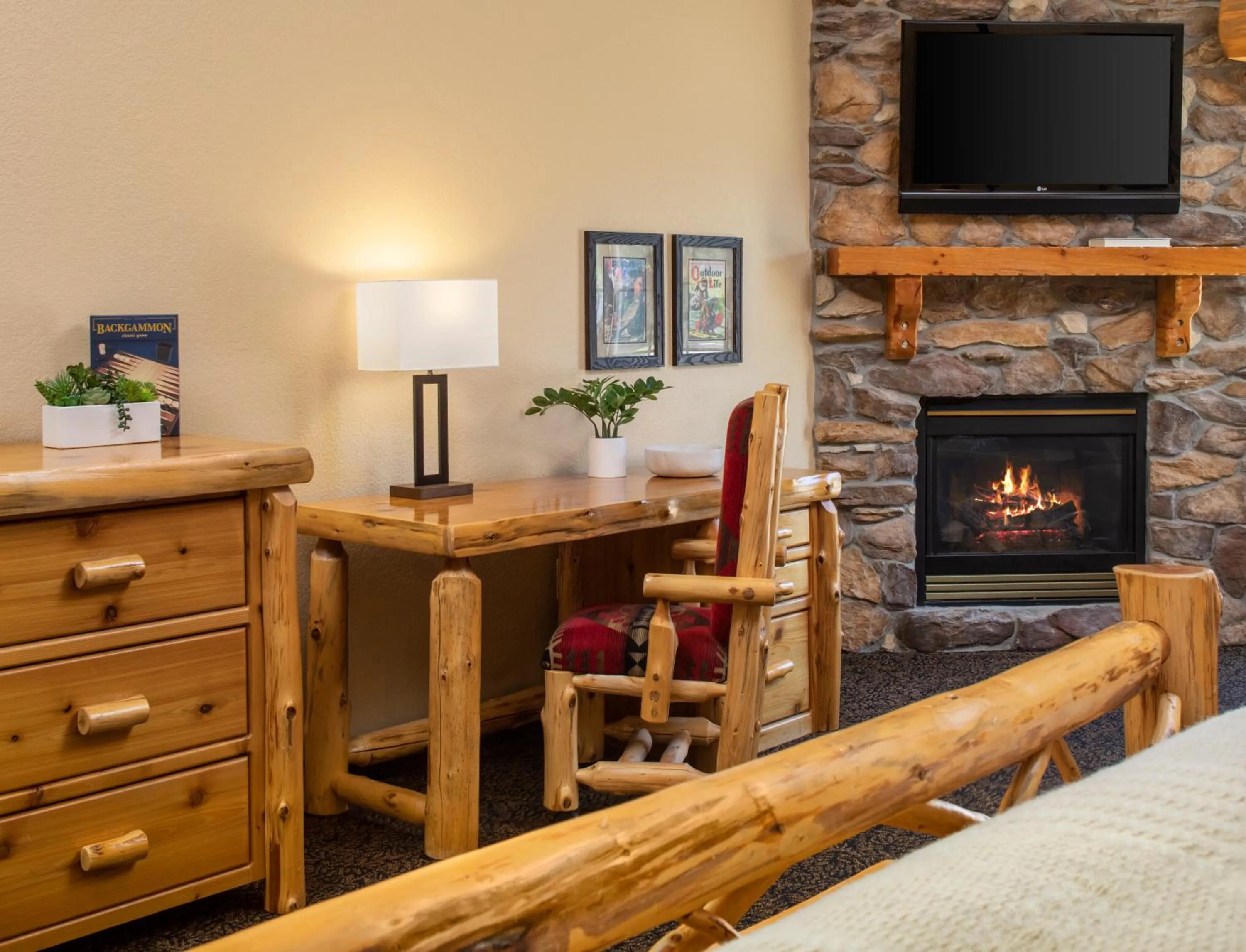 fireplace in bantr Grand Hotel Wausau - Rothschild