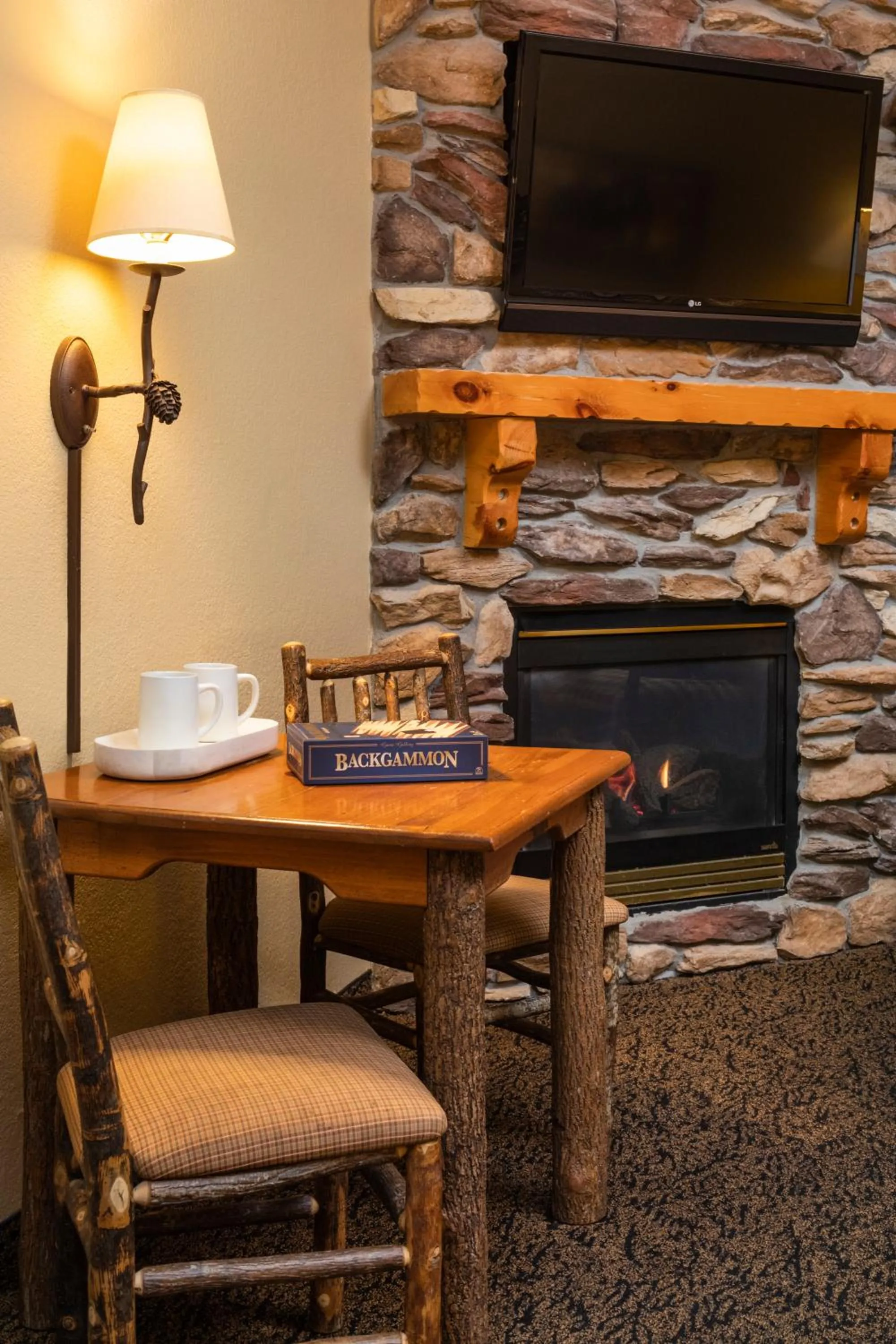 fireplace in bantr Grand Hotel Wausau - Rothschild