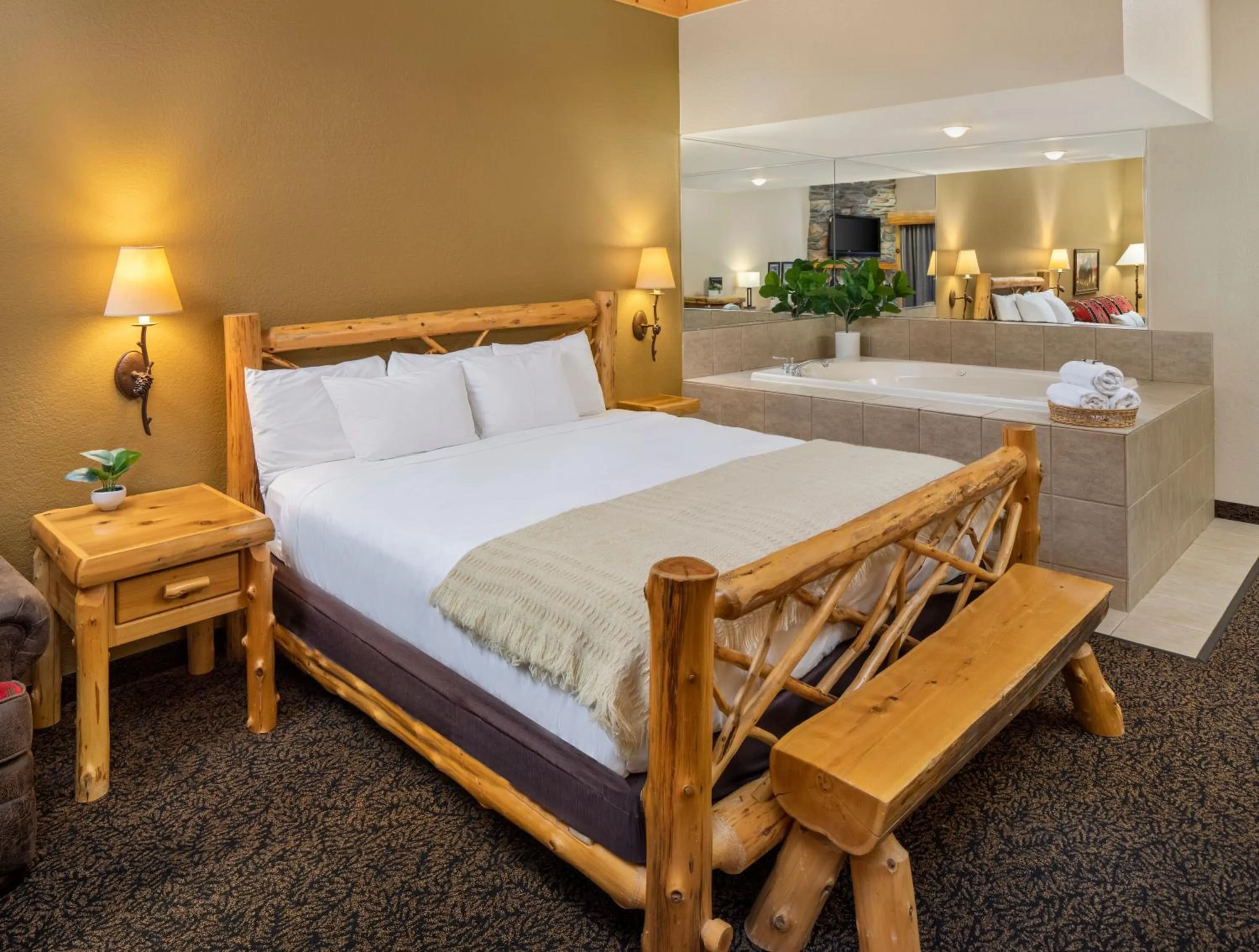 Hot Tub, Bed in bantr Grand Hotel Wausau - Rothschild