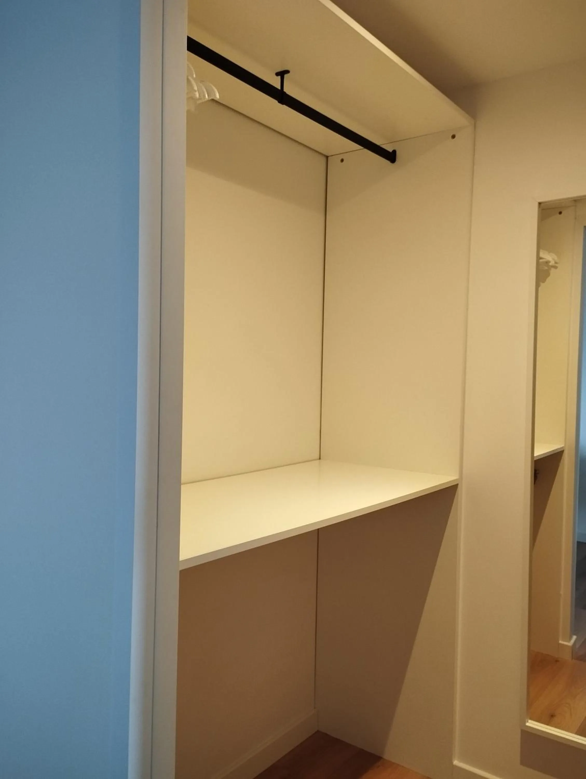 wardrobe in Au coucher du lac