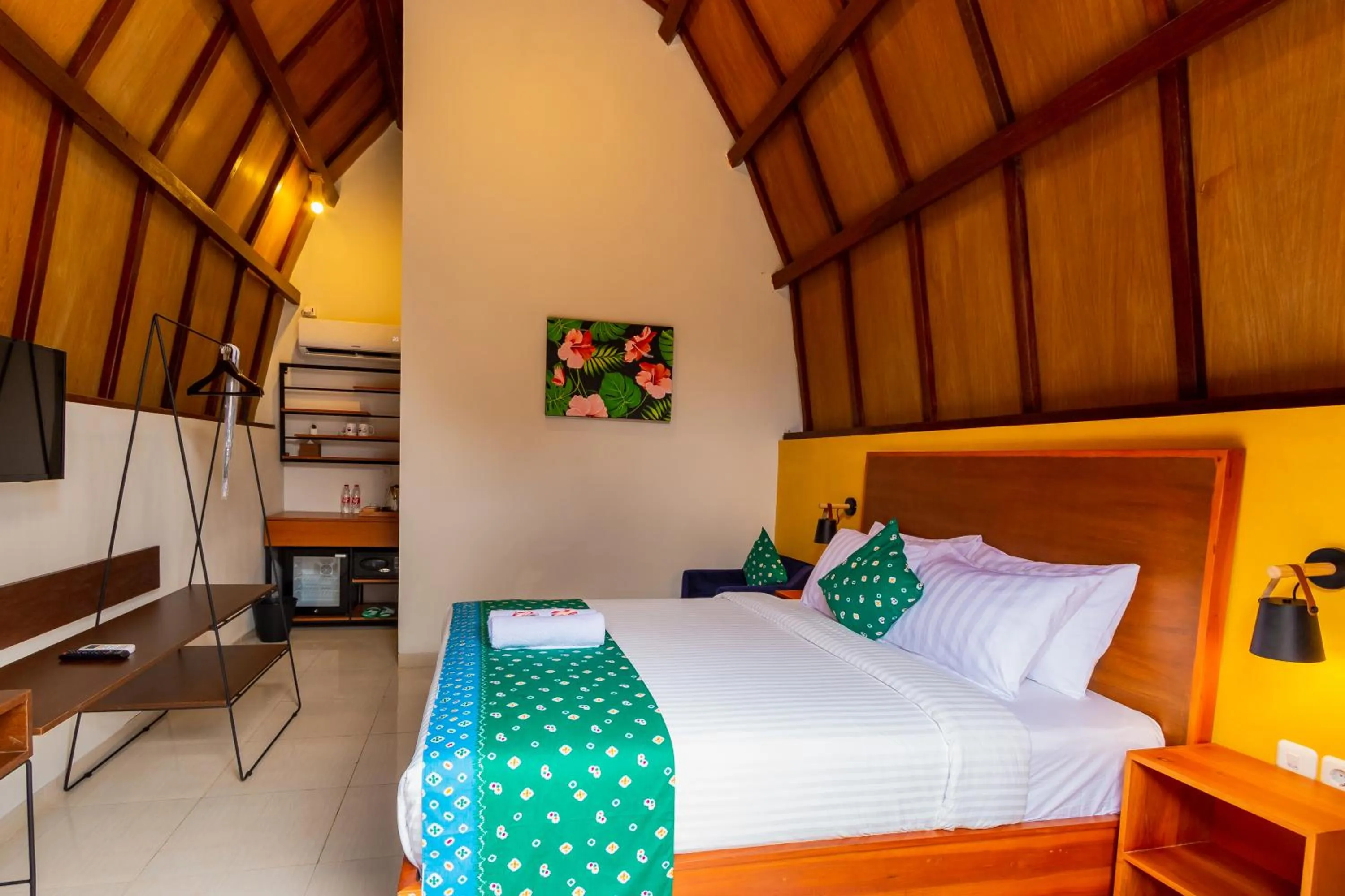 Photo of the whole room, Bed in Omah Lumbung Yogyakarta