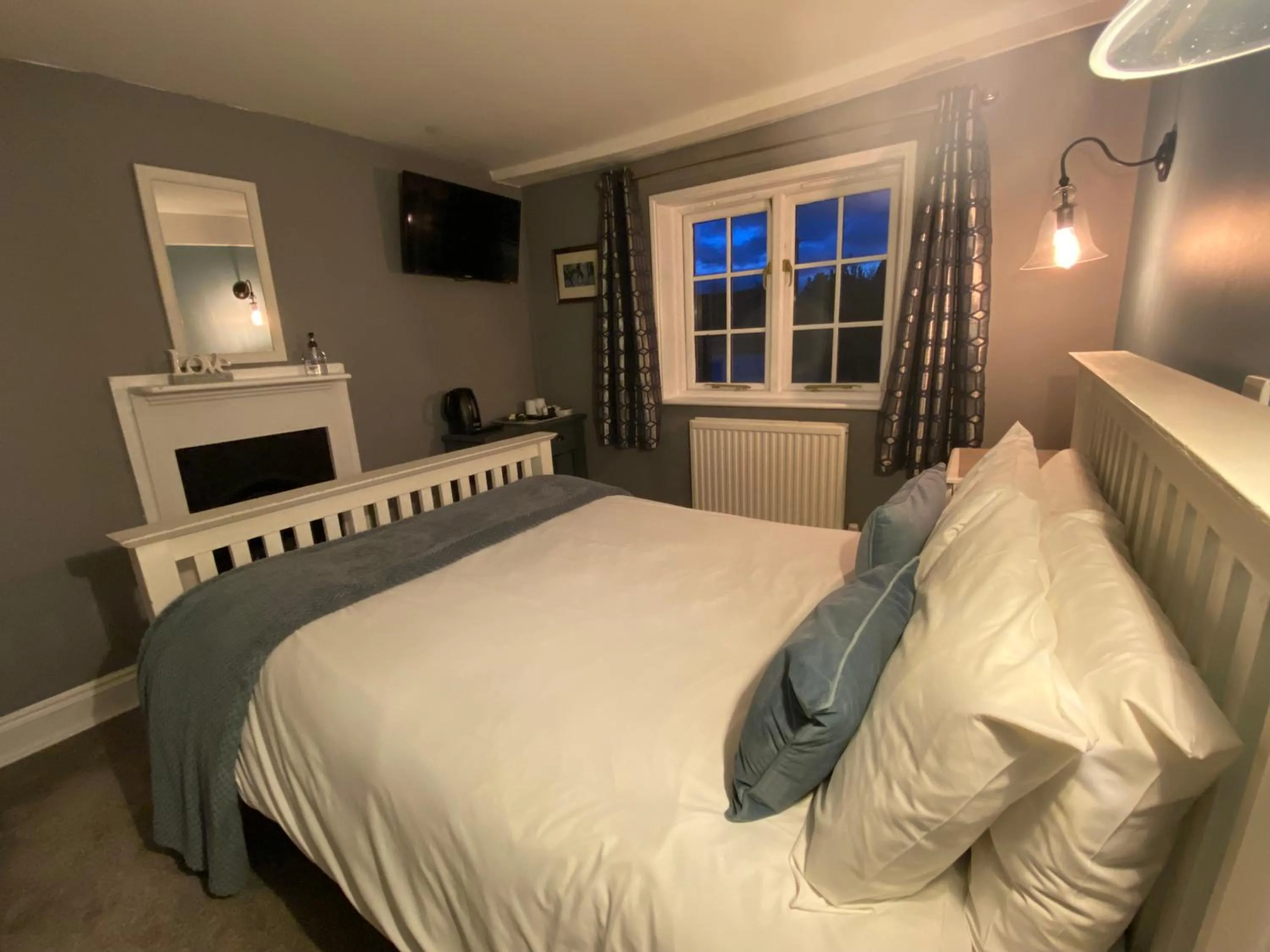 Bedroom in The Carriers Arms