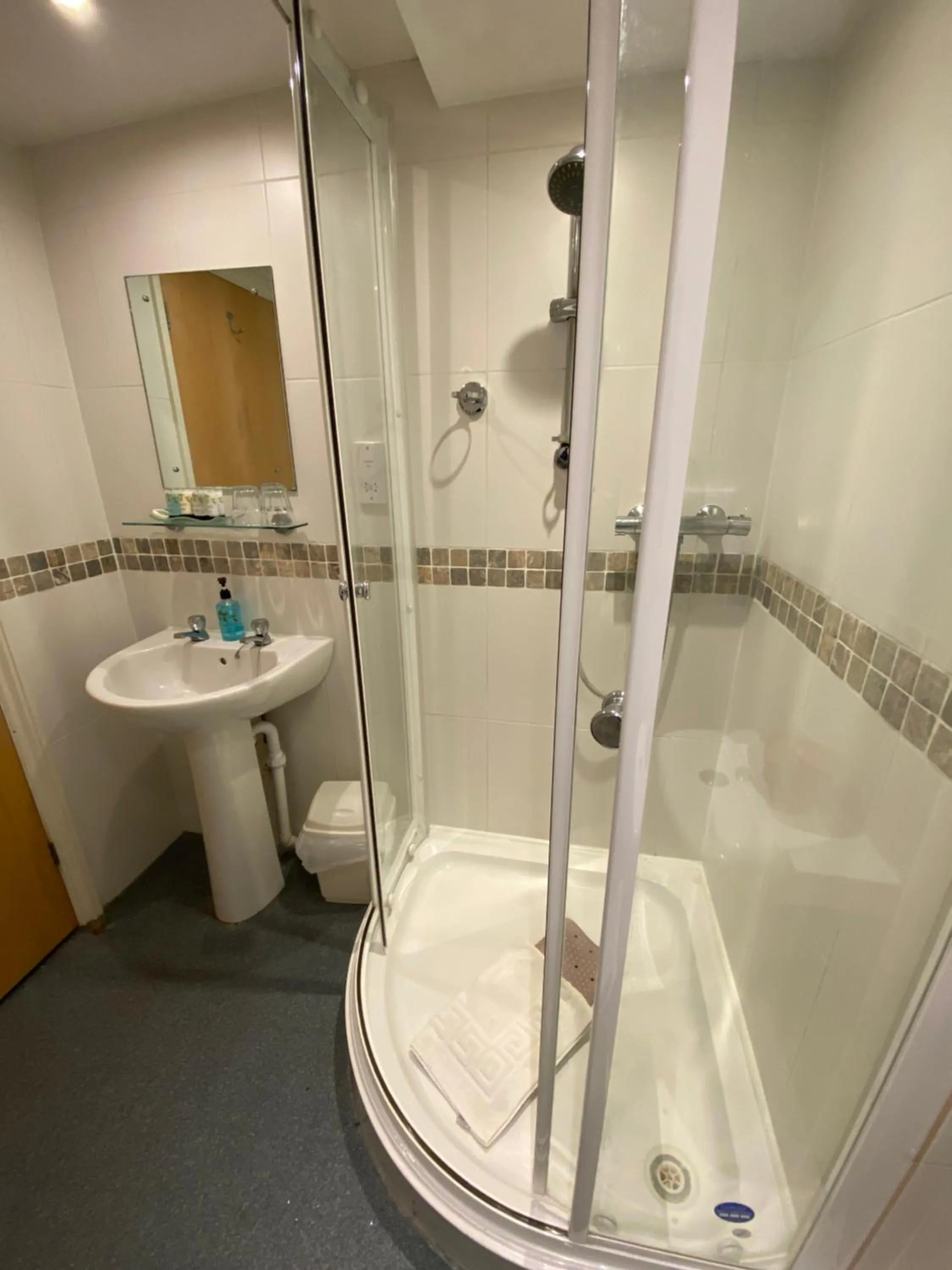 Bathroom in The Carriers Arms