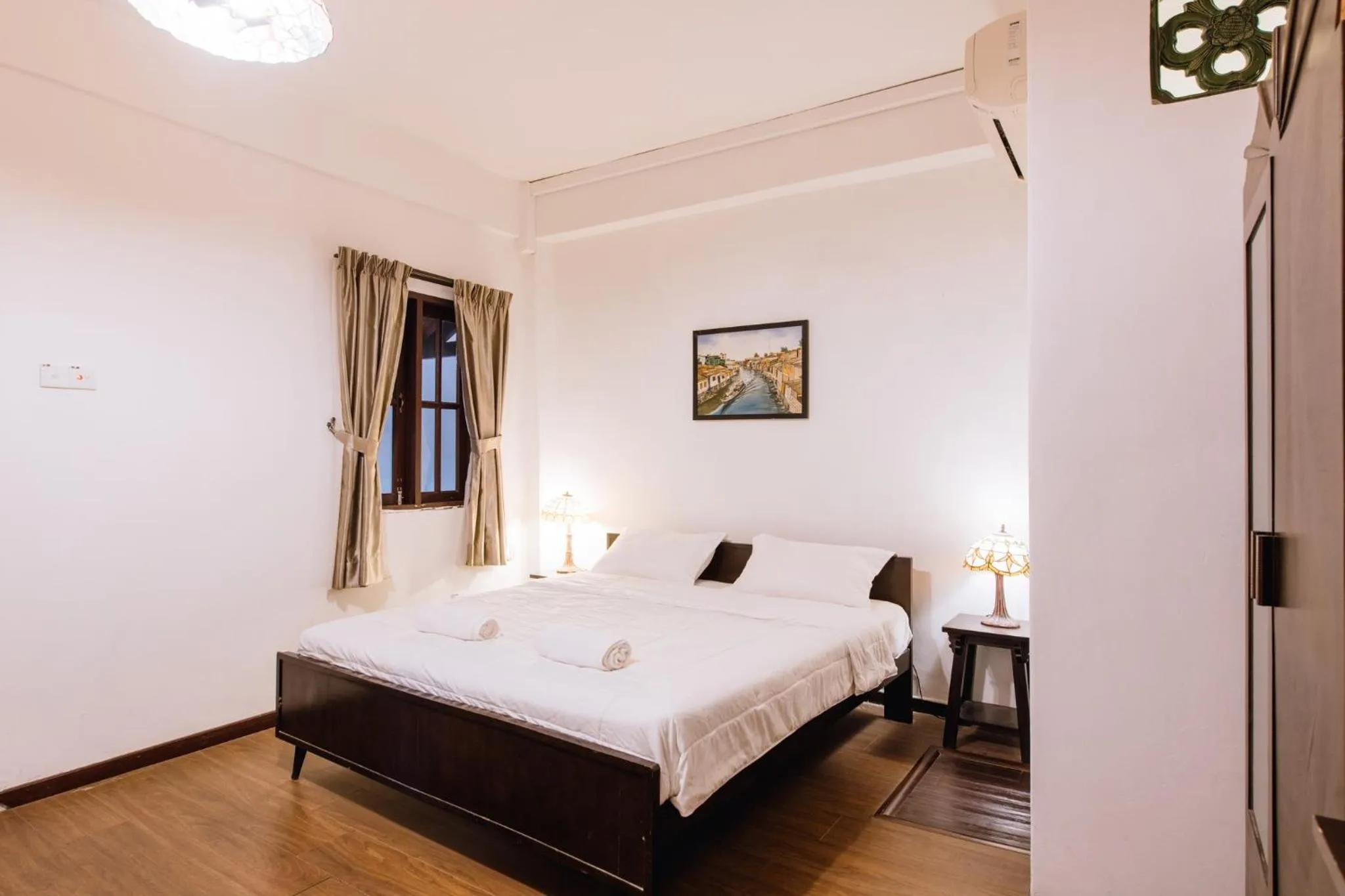 Photo of the whole room, Bed in Heeren By The River