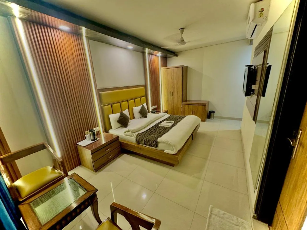 Bed in Hotel Delhi Pride, Karol Bagh