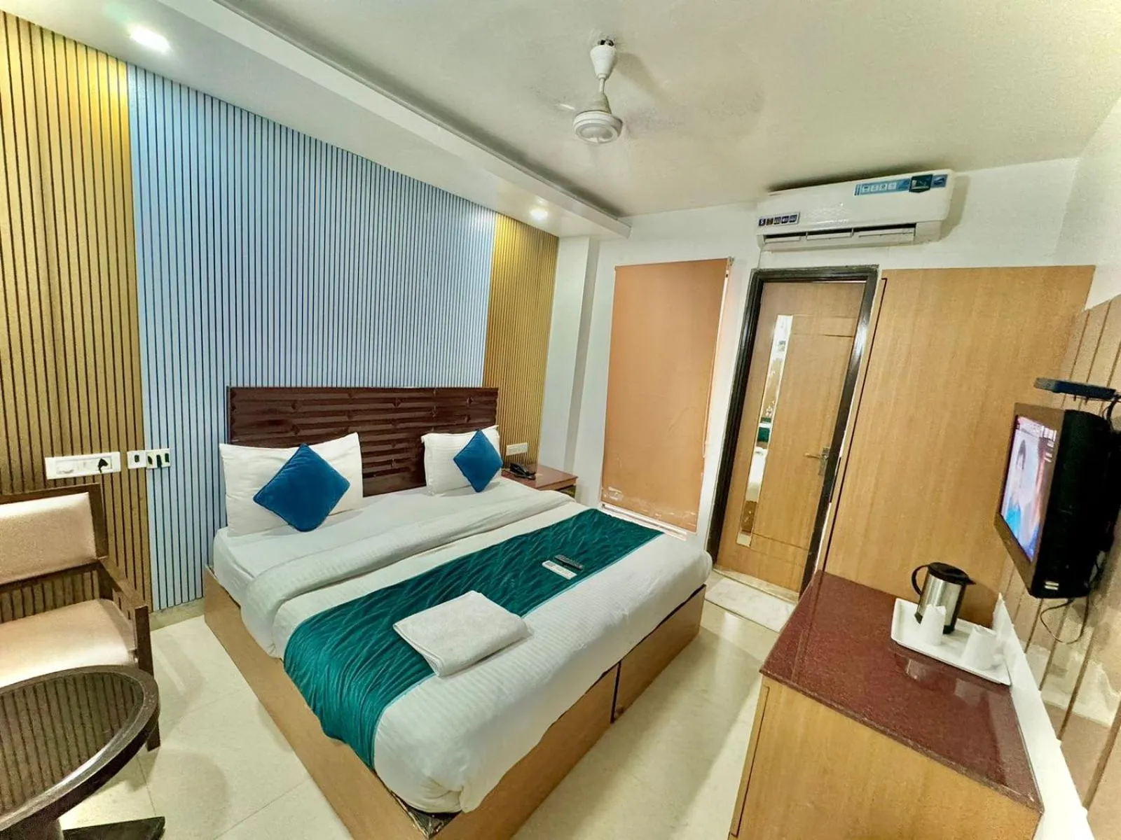Bed in Hotel Delhi Pride, Karol Bagh
