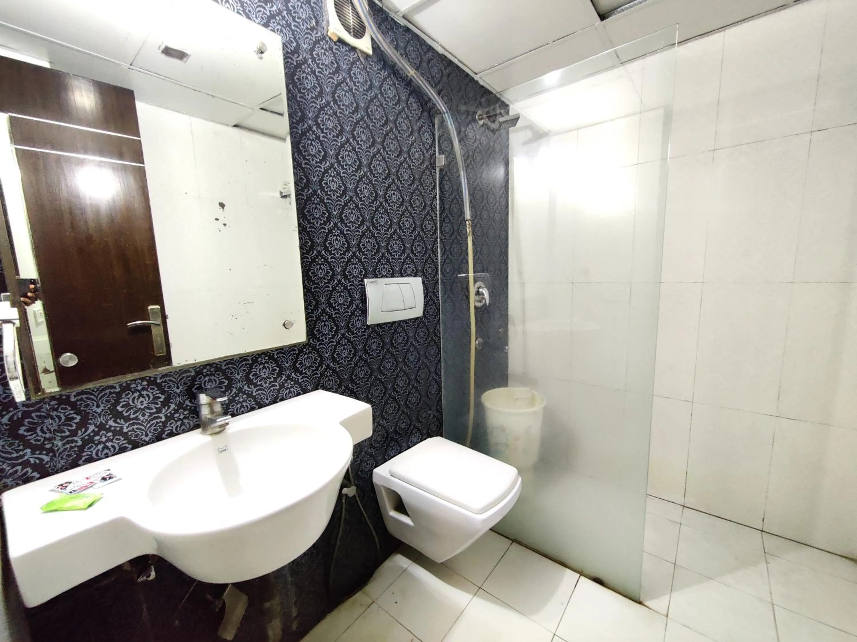 Bathroom in Hotel Delhi Pride, Karol Bagh