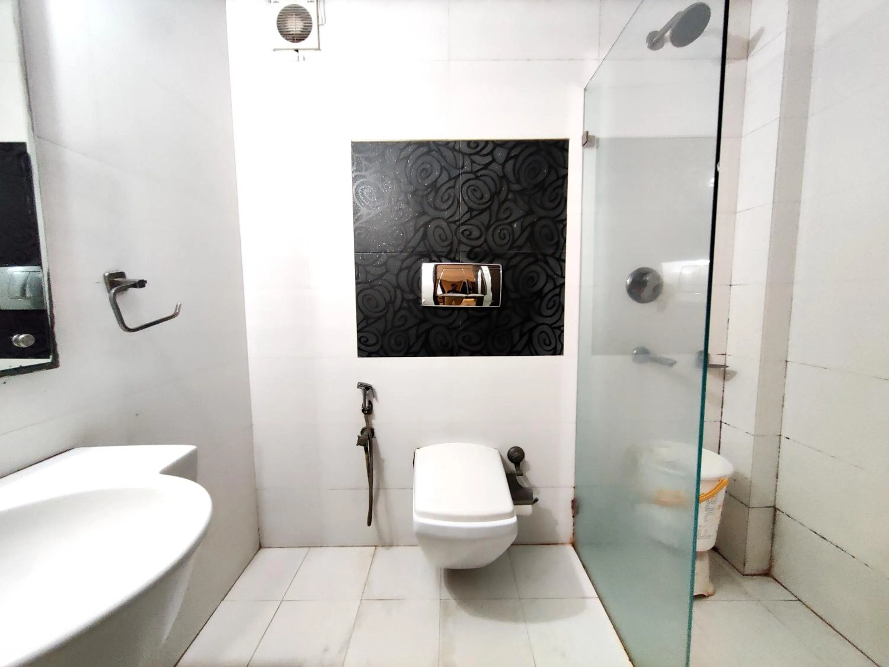 Bathroom in Hotel Delhi Pride, Karol Bagh