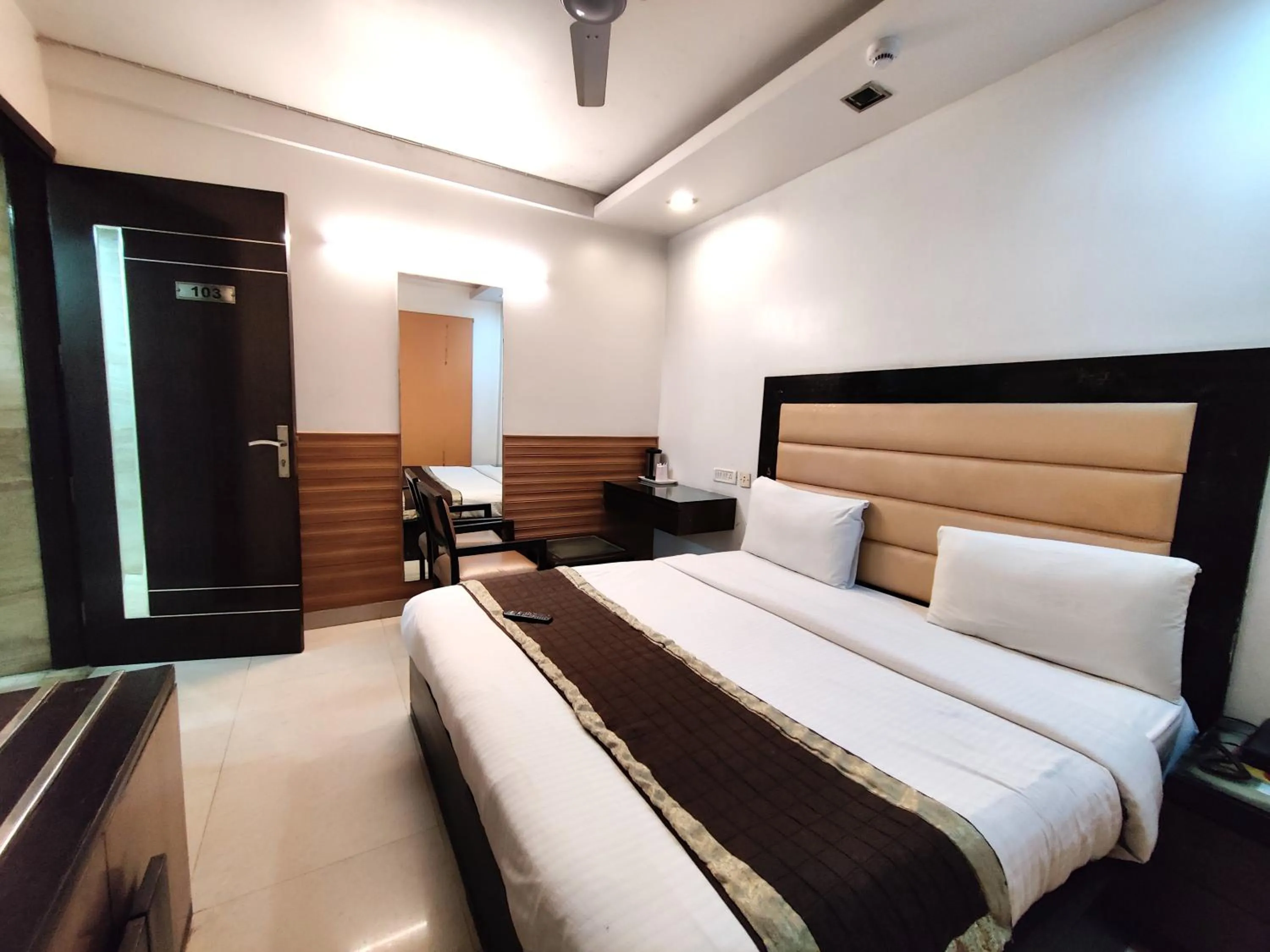 Bed in Hotel Delhi Pride, Karol Bagh