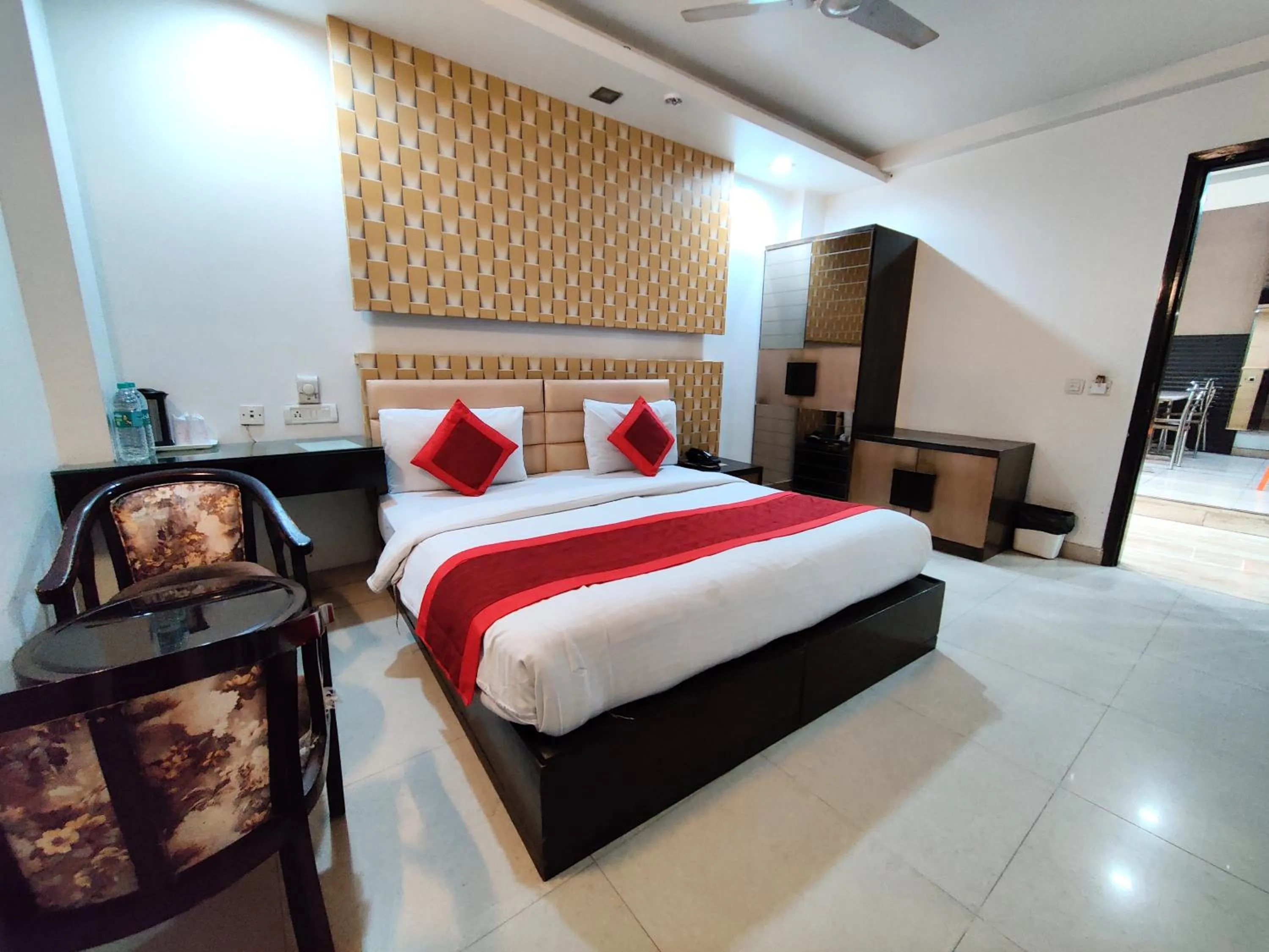 Bed in Hotel Delhi Pride, Karol Bagh