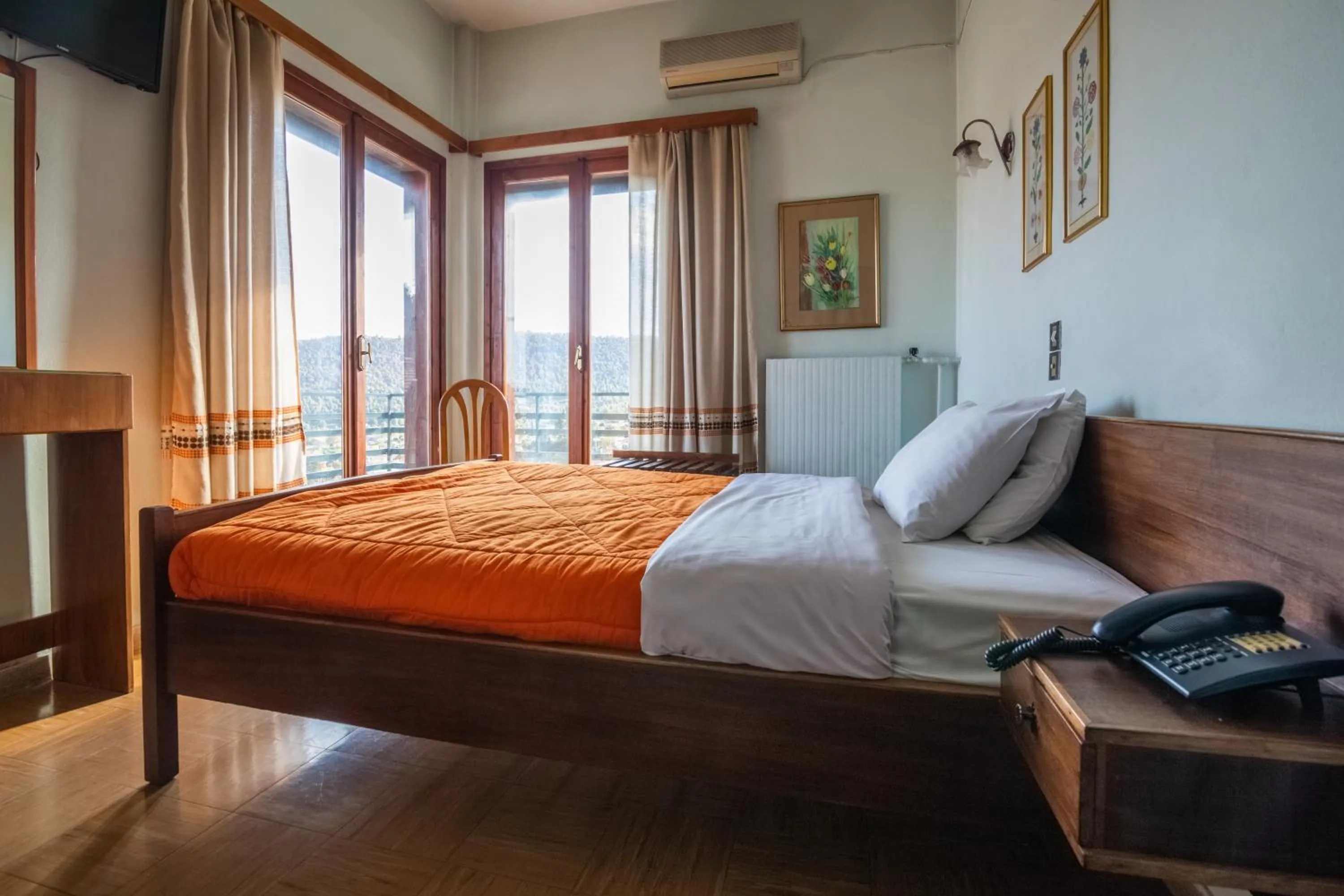 Photo of the whole room, Bed in ARION