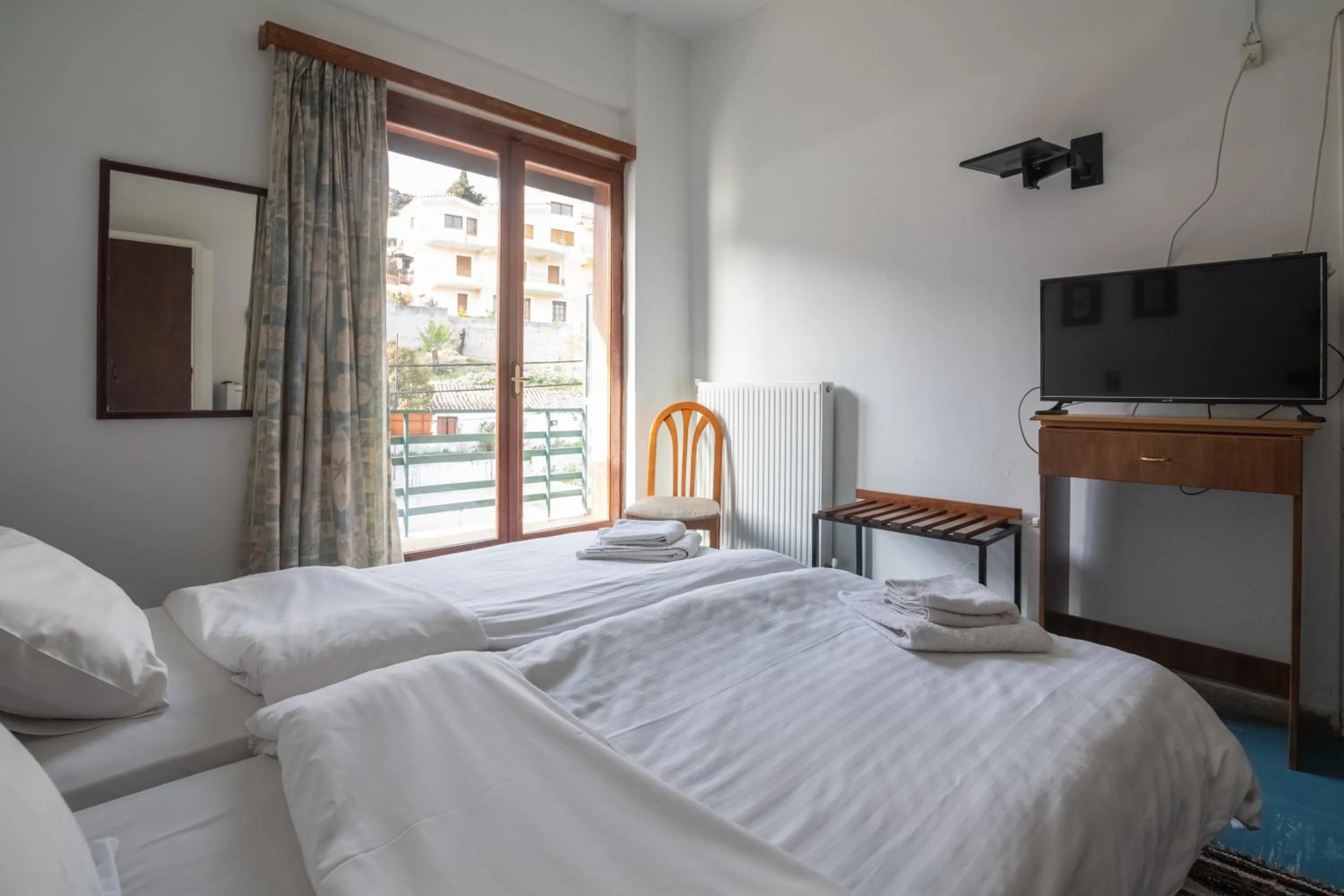 Communal lounge/ TV room, Bed in ARION