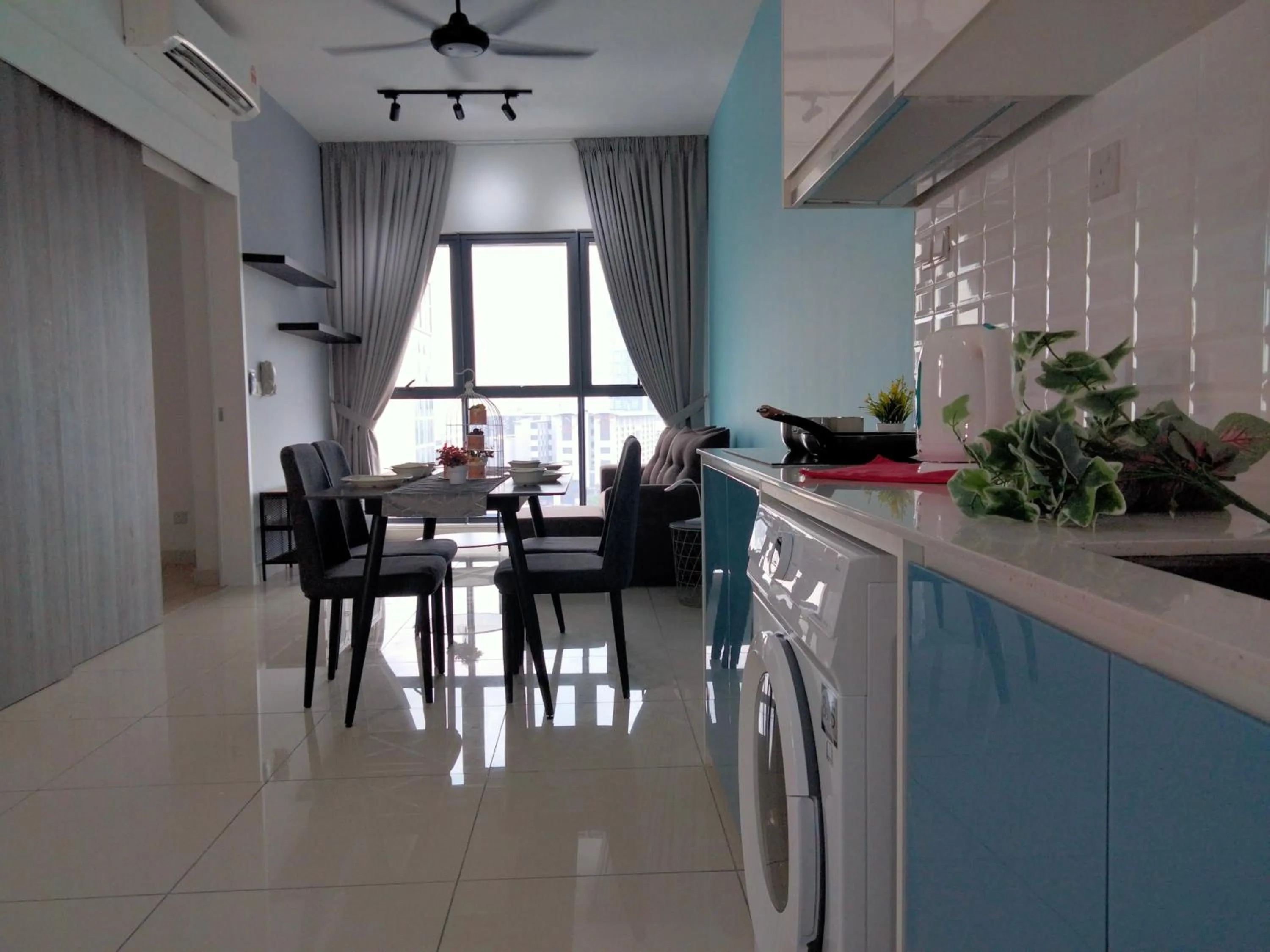 Living room in Continew Residence by HomeBrickz