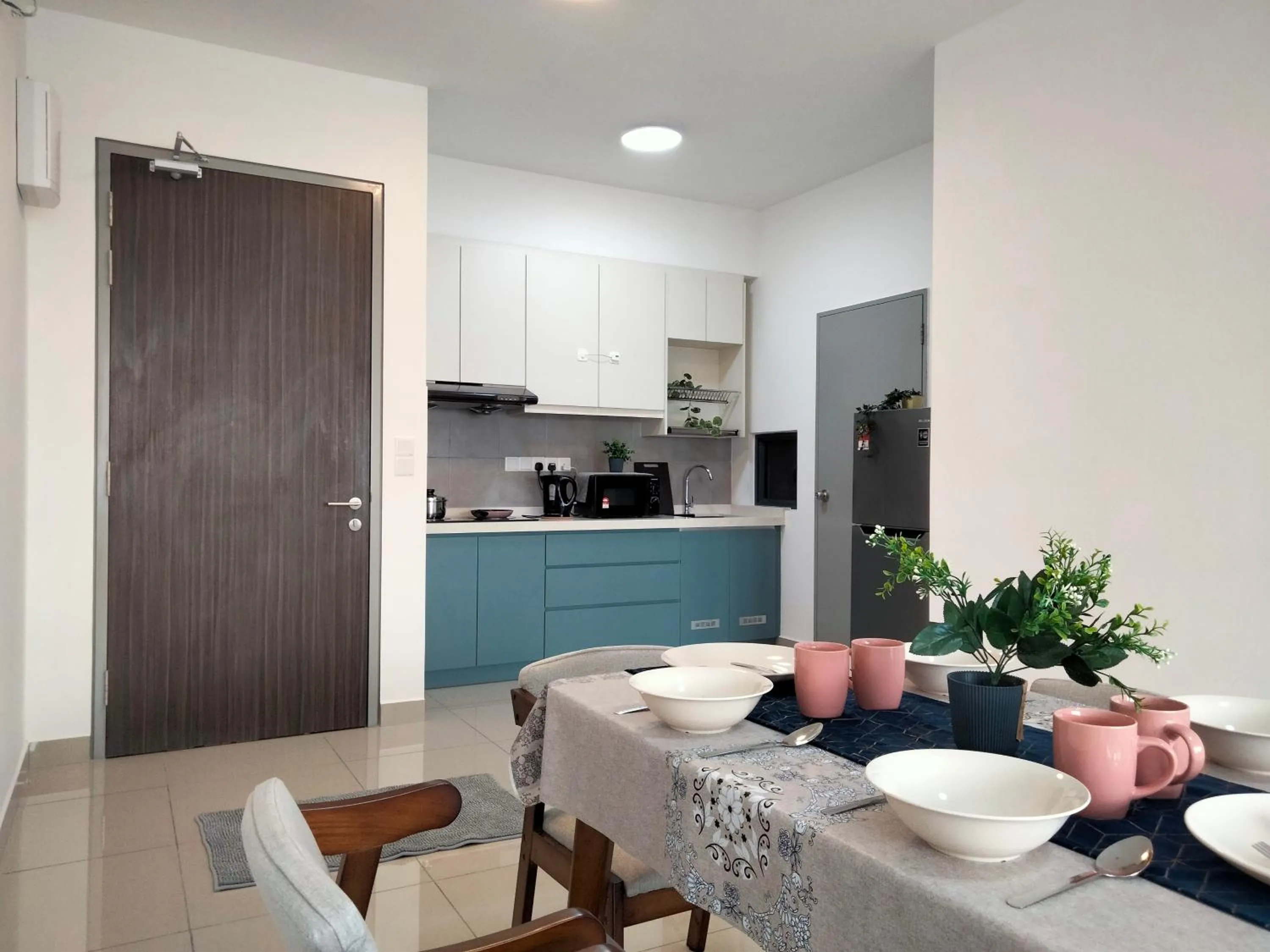 Dining area in Continew Residence by HomeBrickz